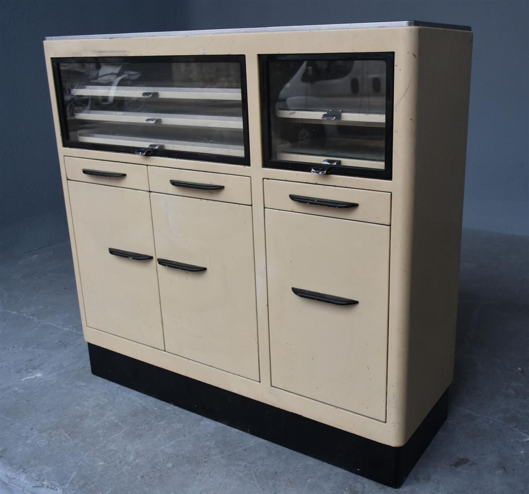 Meuble de métier en tôle peinte de dentiste 1950