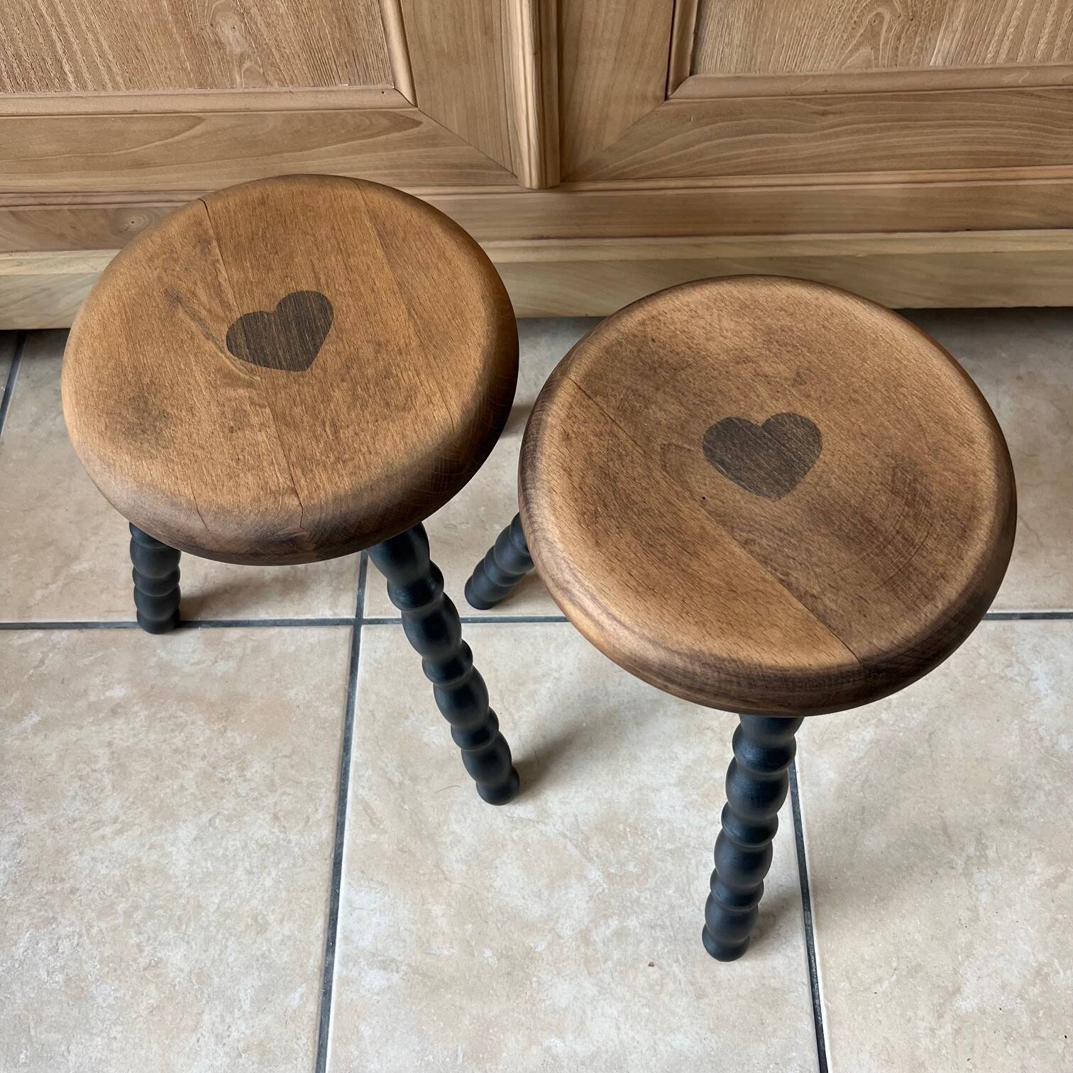 Duo de tabourets tripodes