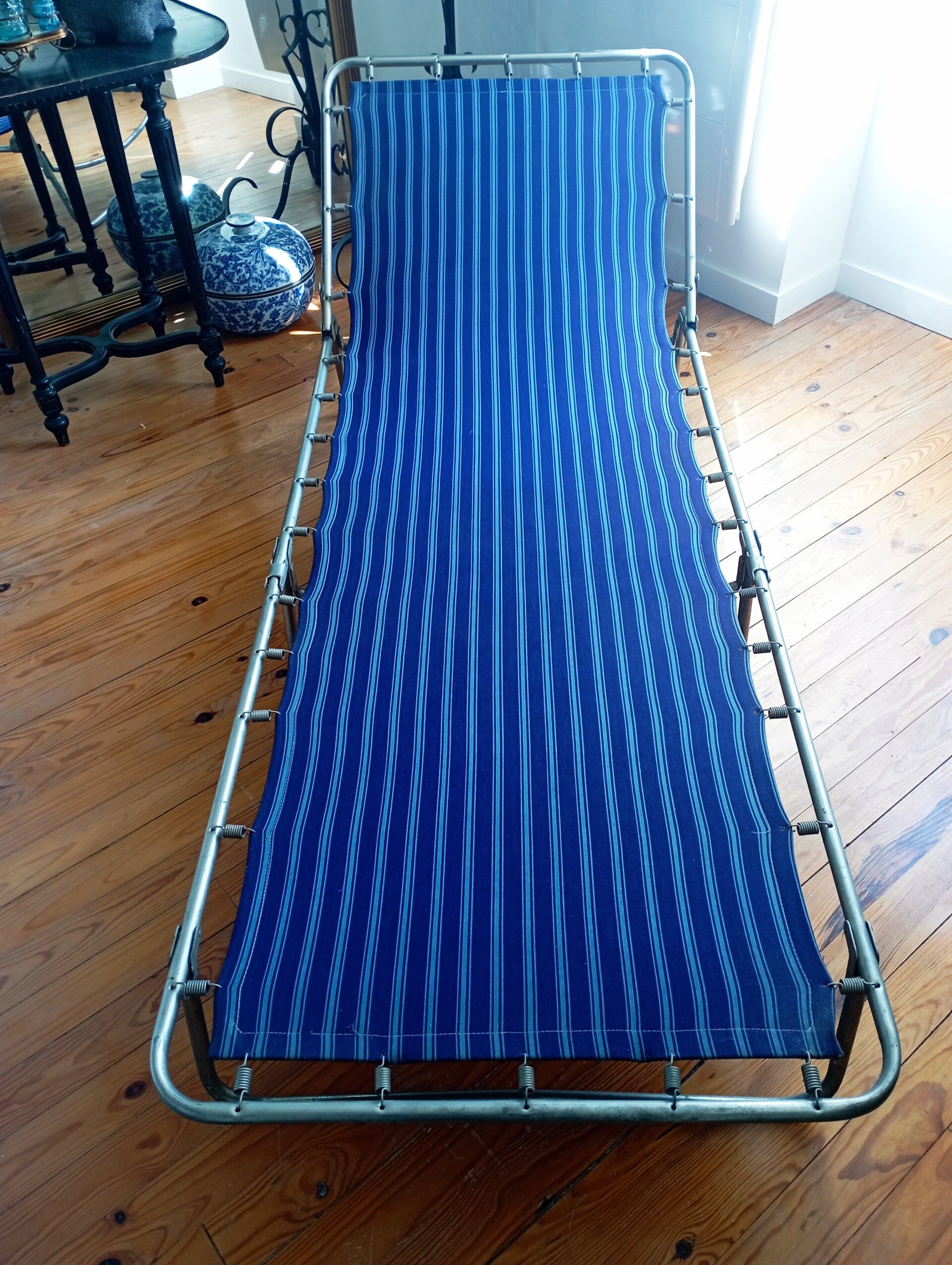 Folding sunbed lounger