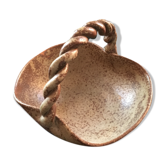 Empty stoneware basket pocket