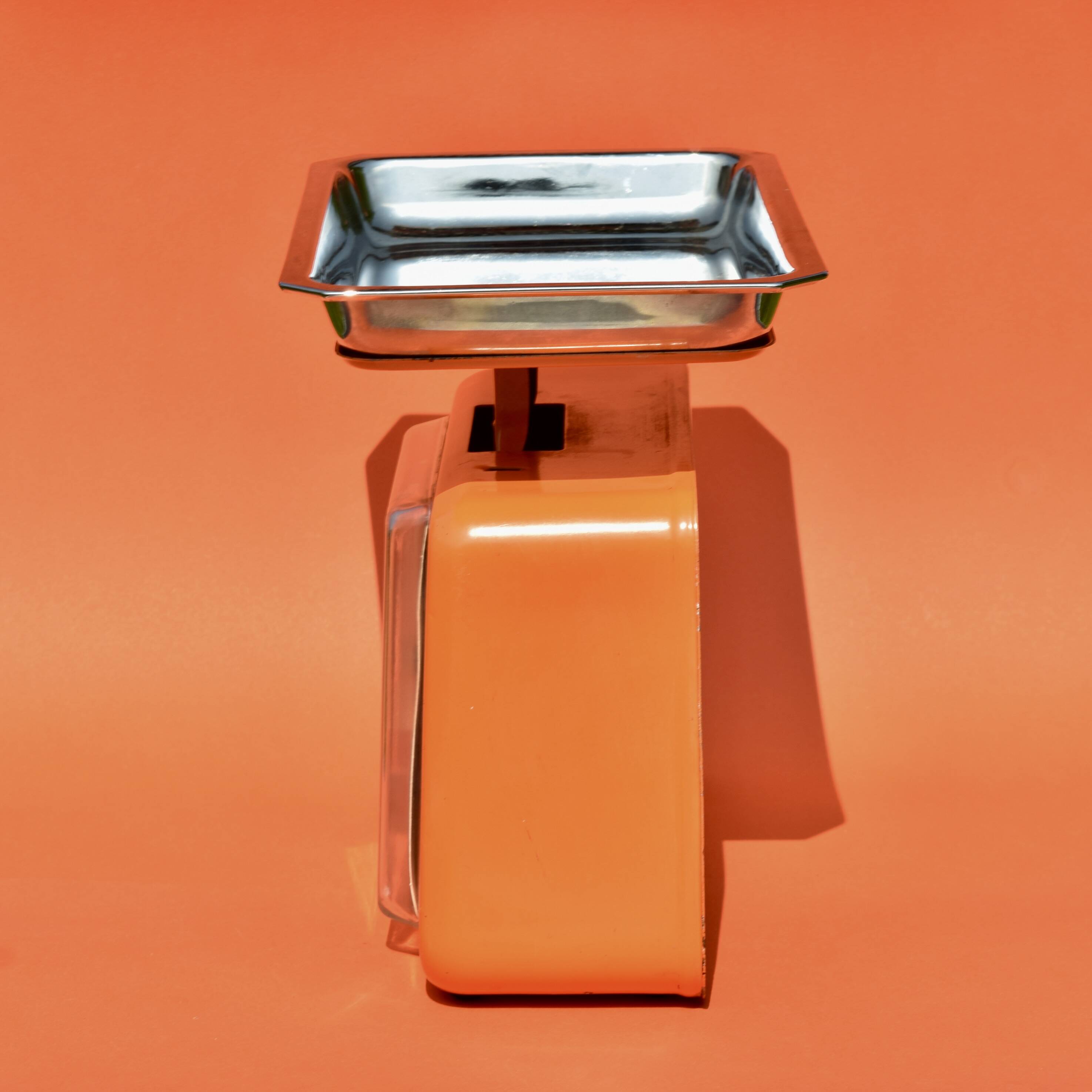 Stube - vintage household scale in orange painted metal - force 10 - 1960s
