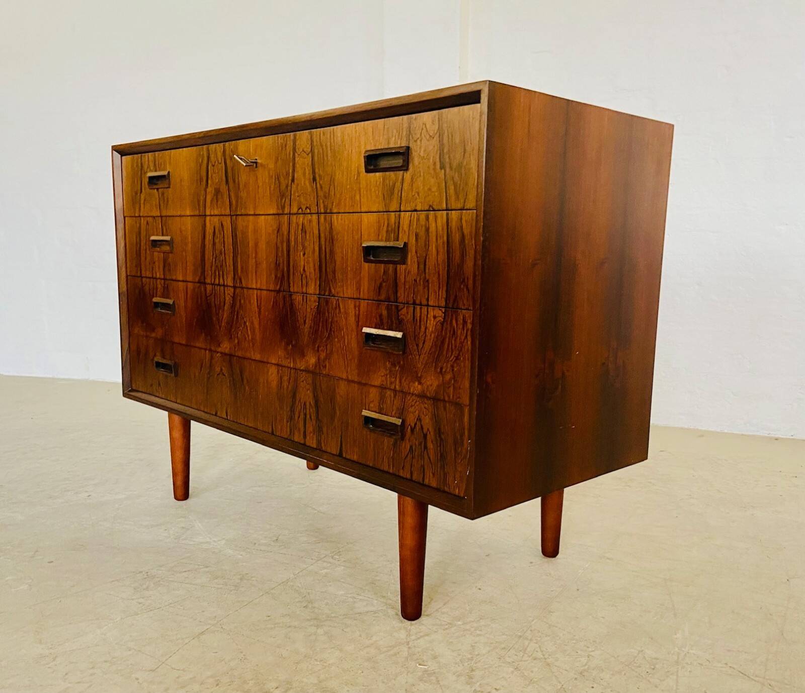 Commode danoise vintage en palissandre du milieu du siècle par Kaj Larsen