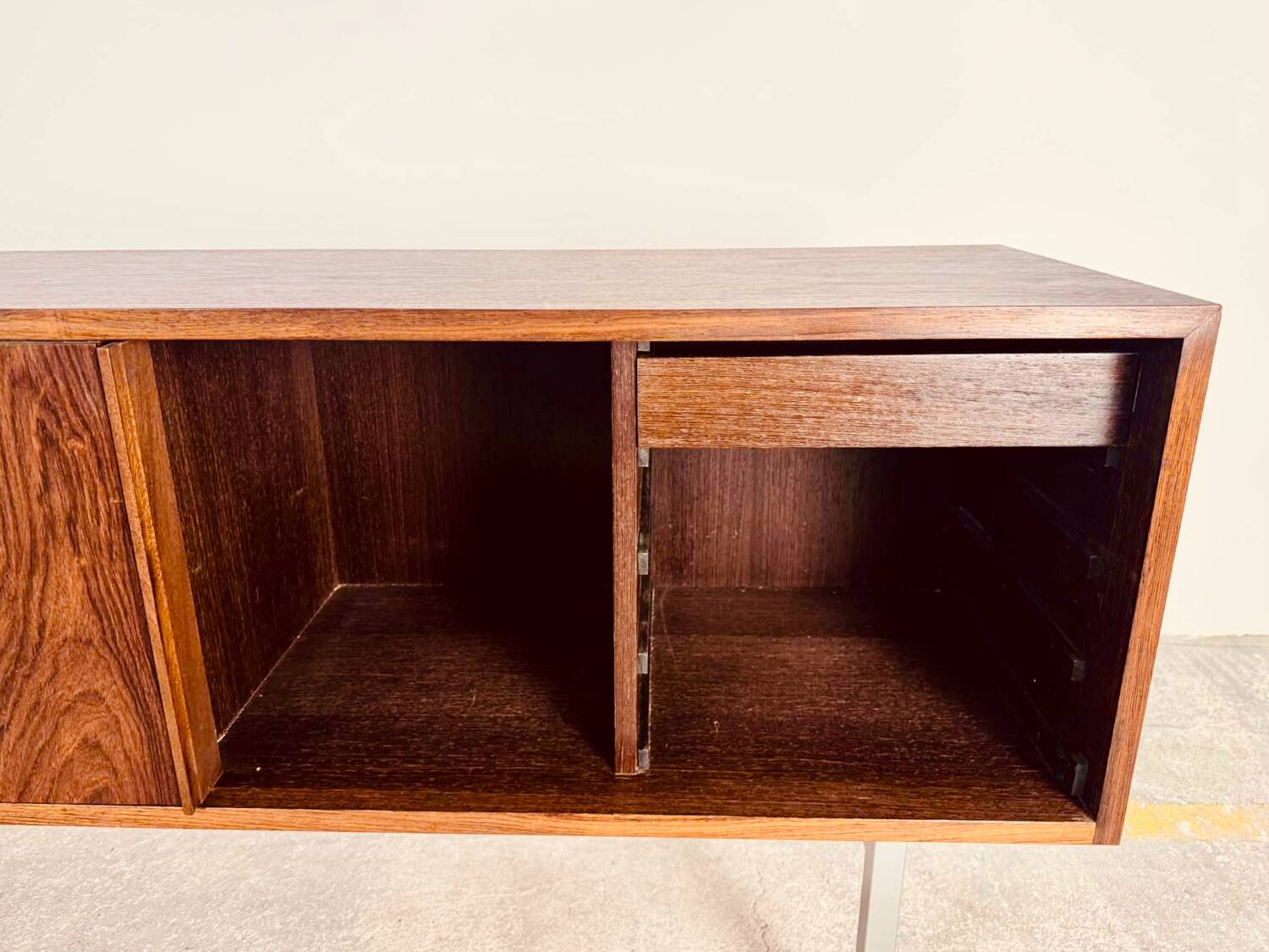 Small enfilade, 142 cm long, with 2 doors in rosewood.