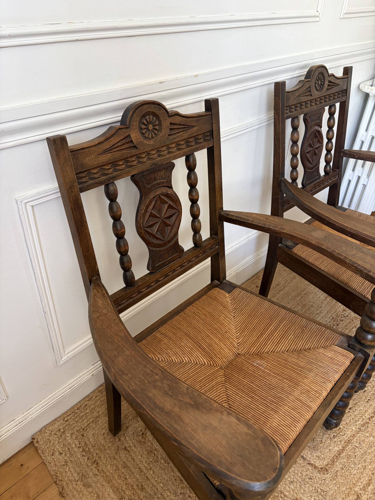Paire de fauteuils rustiques esprit Charles Dudouyt