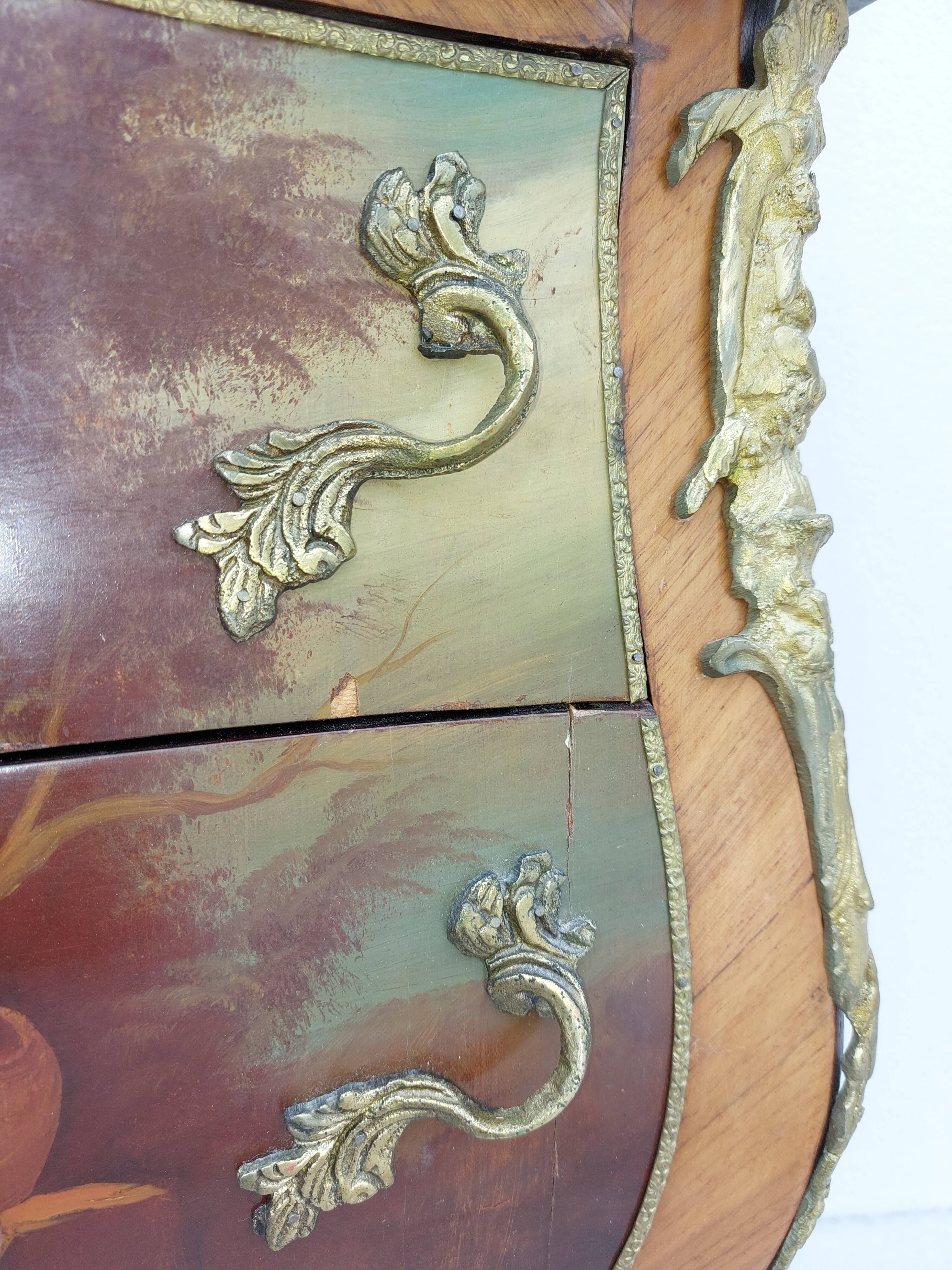Louis XV curved chest of drawers in Martin varnished marquetry