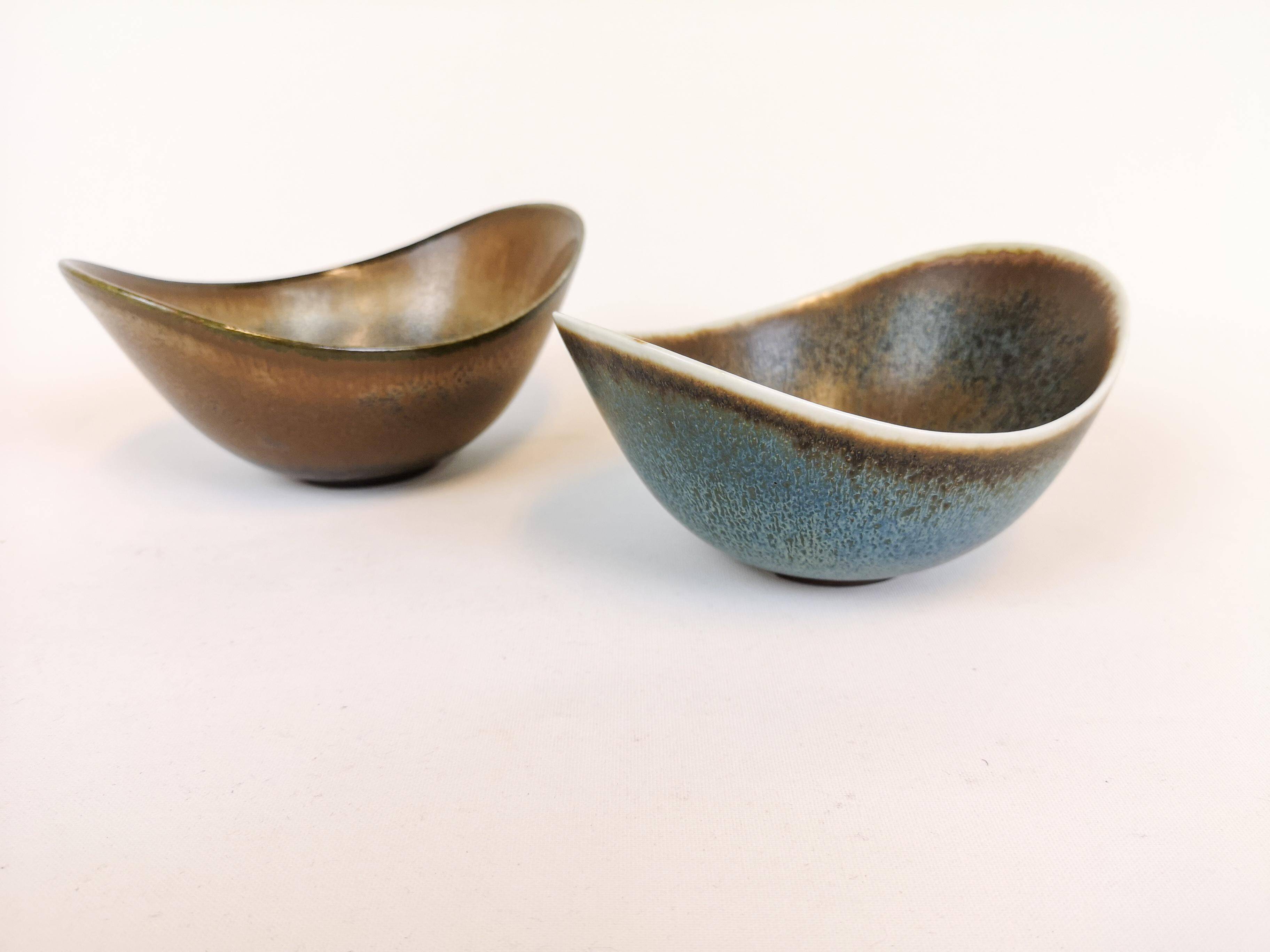 Mid-century pair of bowls by Rörstrand Sweden by Gunnar Nylund, 1950s.