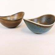 Mid-century pair of bowls by Rörstrand Sweden by Gunnar Nylund, 1950s.
