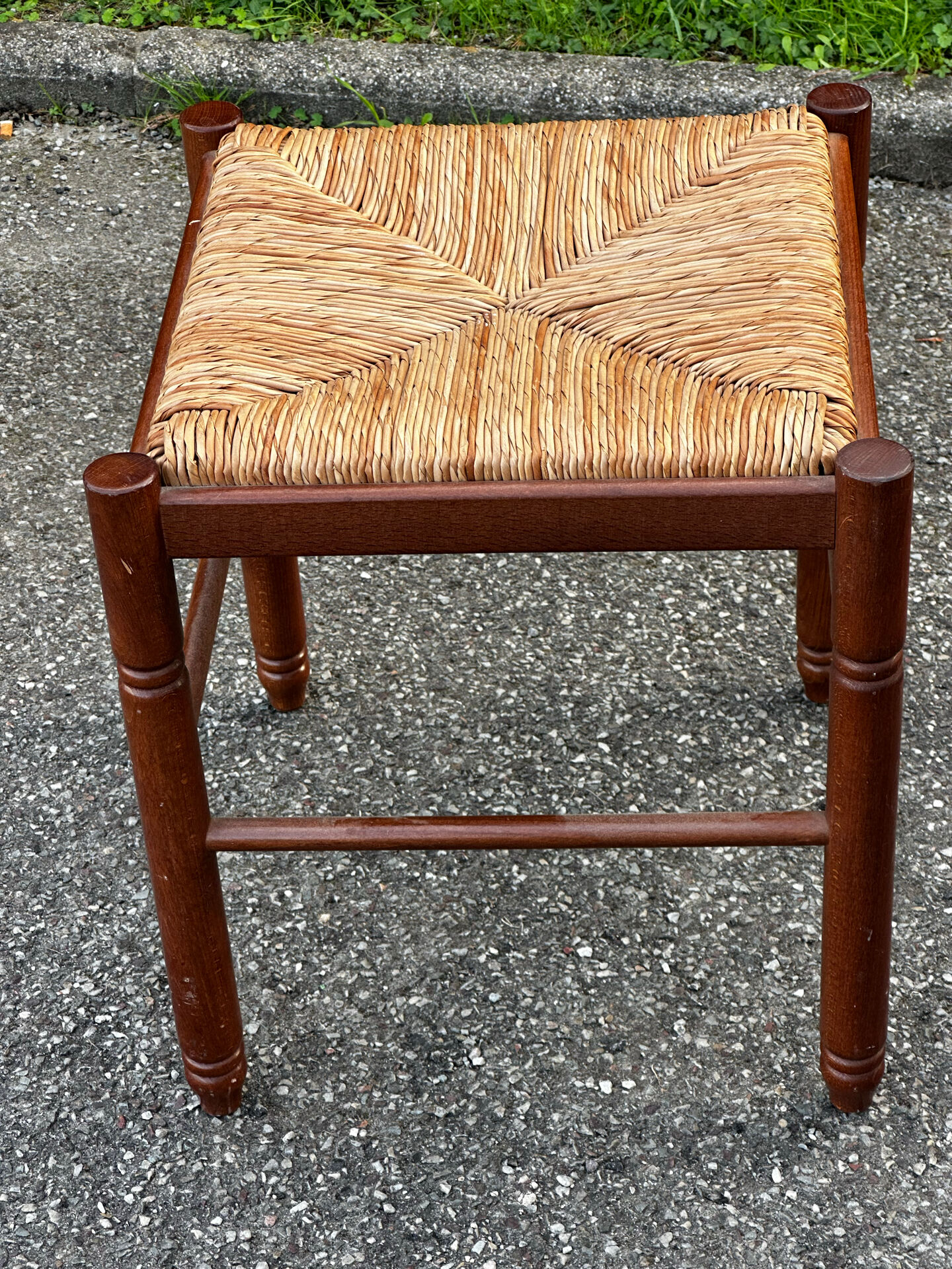 Paire de tabourets années 50 en bois et assise paillée