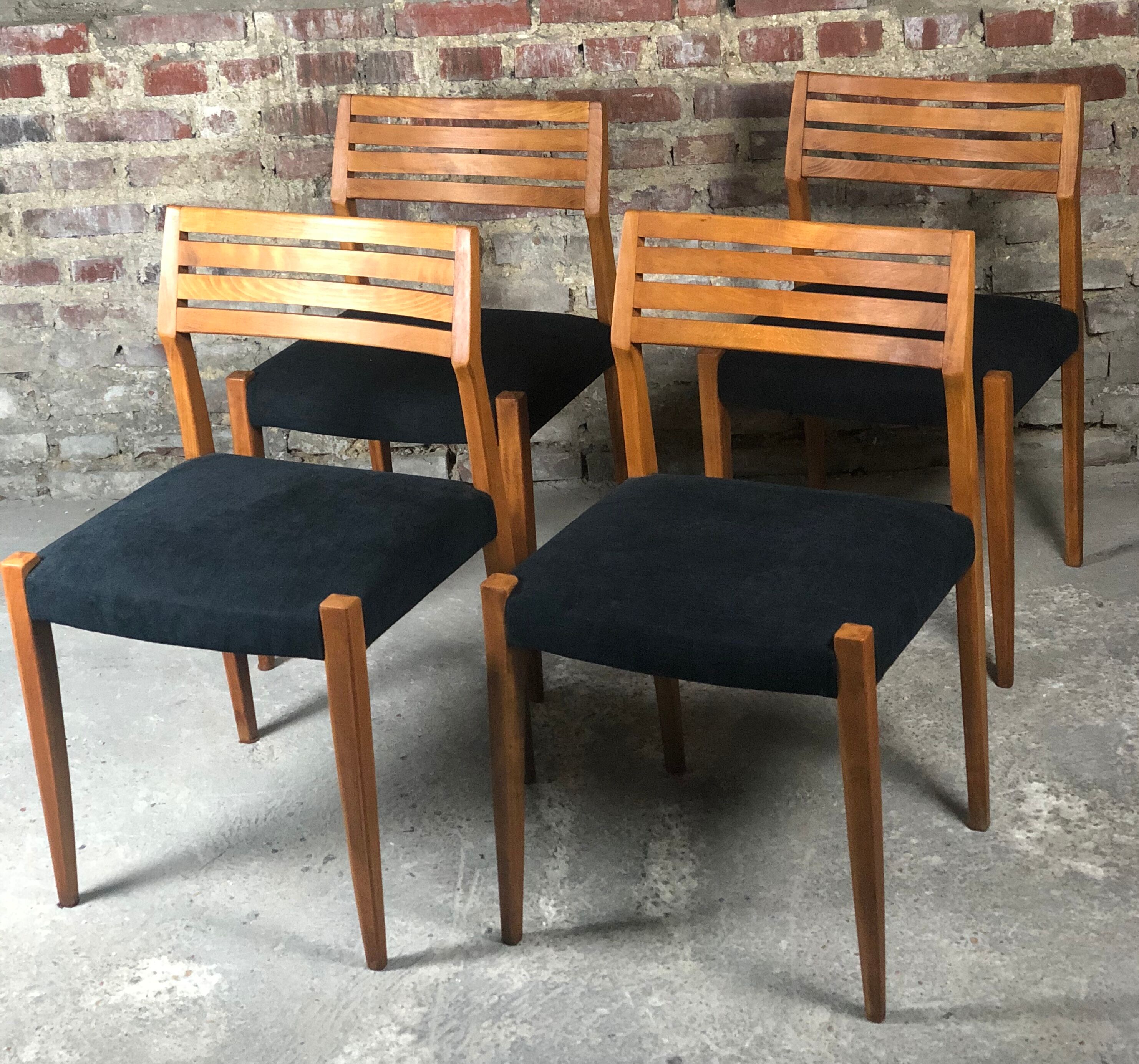 Suite of 4 Scandinavian teak chairs with anthracite grey velvet top 1960