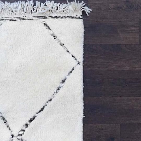 Berber rug with hollow diamonds