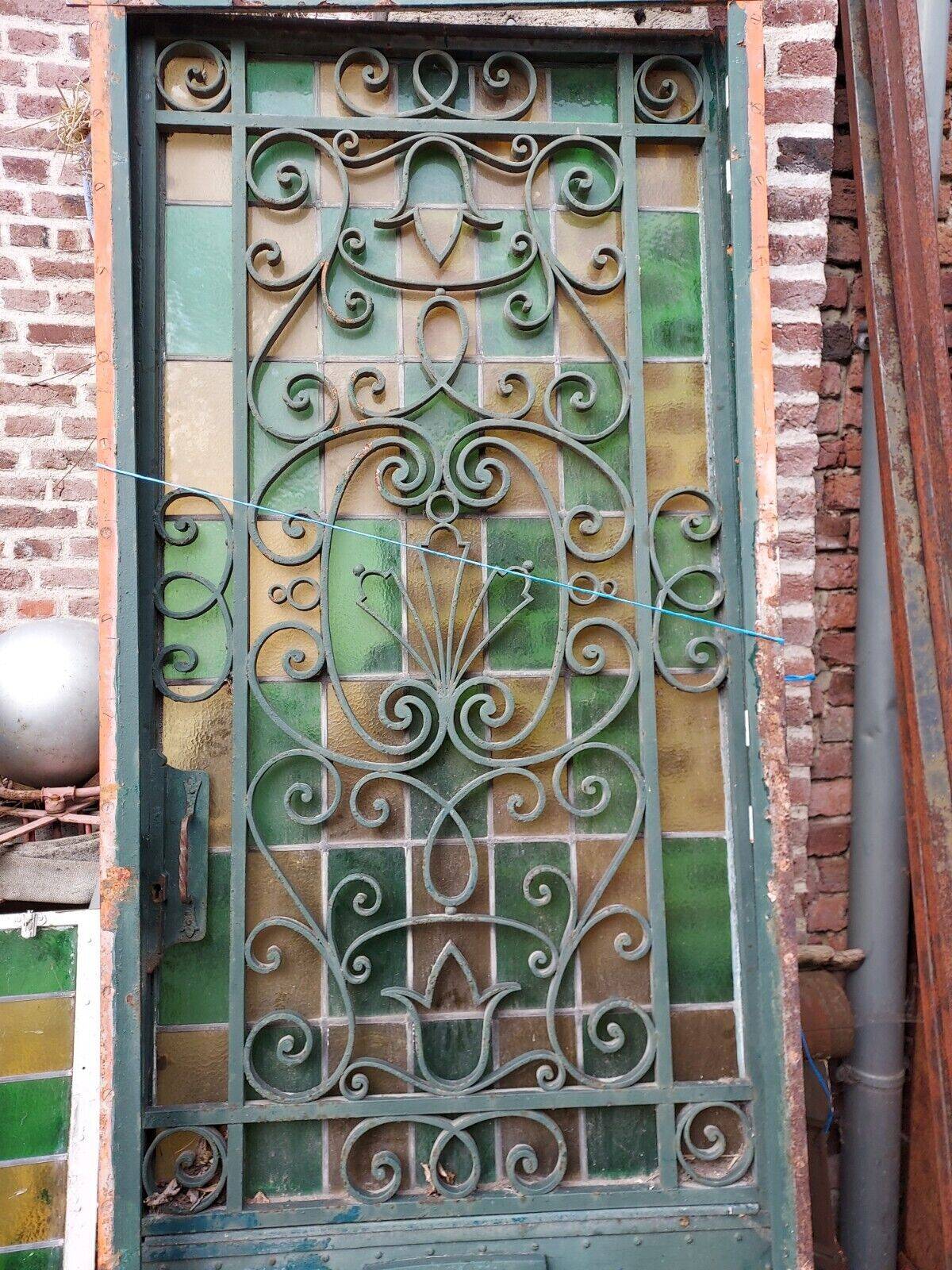 porte d'entrée en fer forgé avec des vitraux