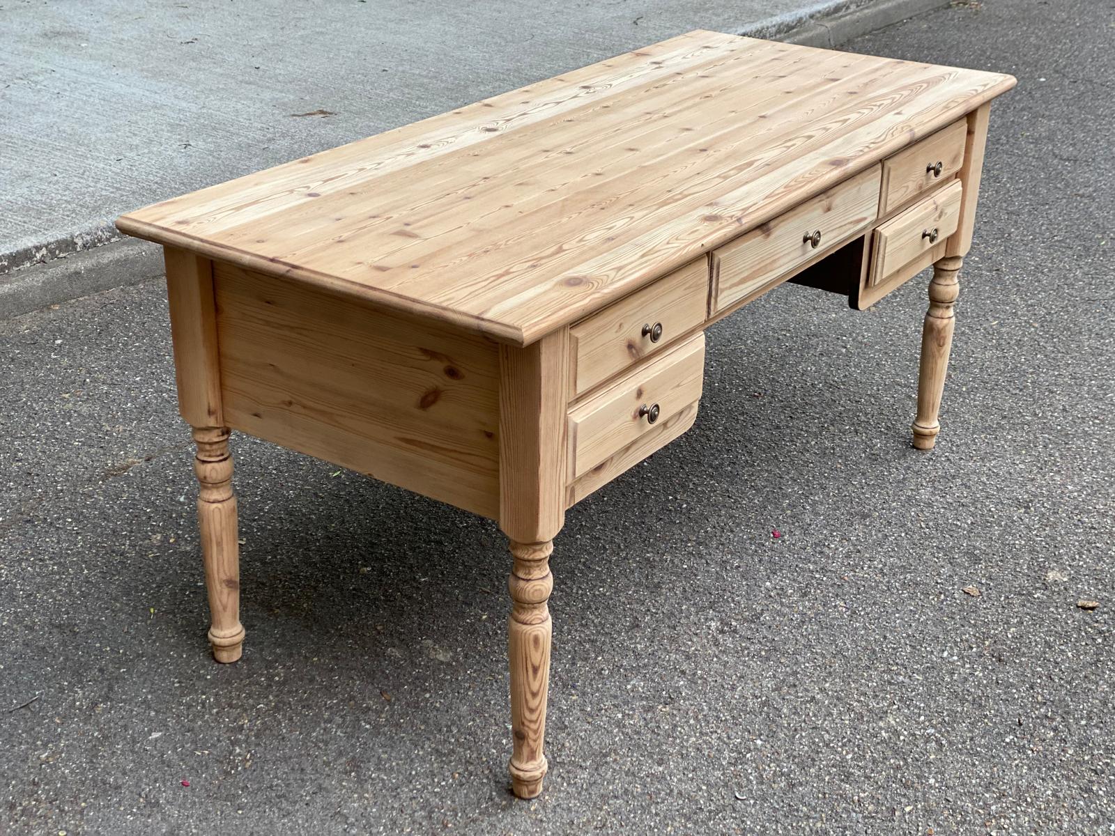 Scandinavian cocktail desk renovated in solid wood from the 90s.