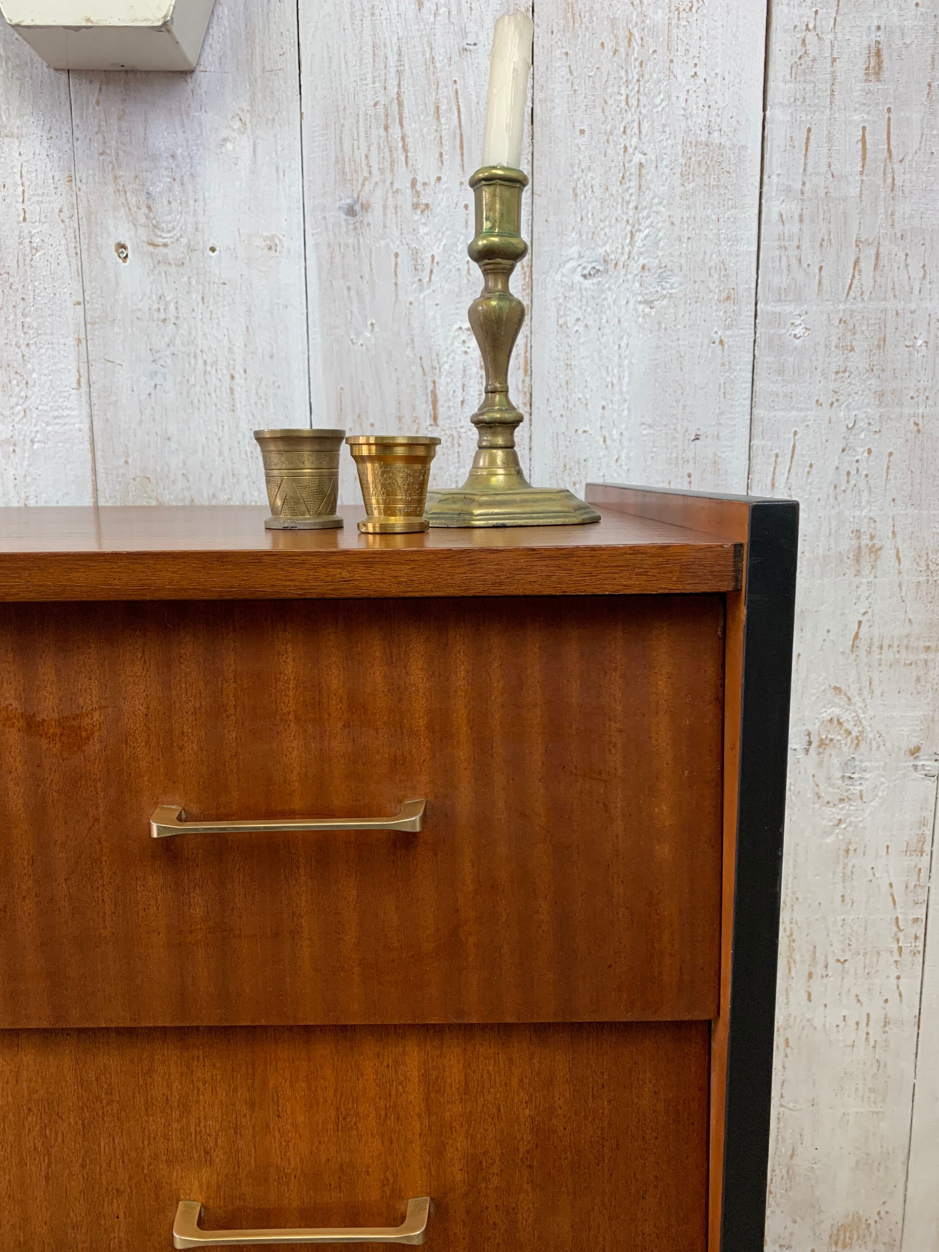 Finned chest of drawers