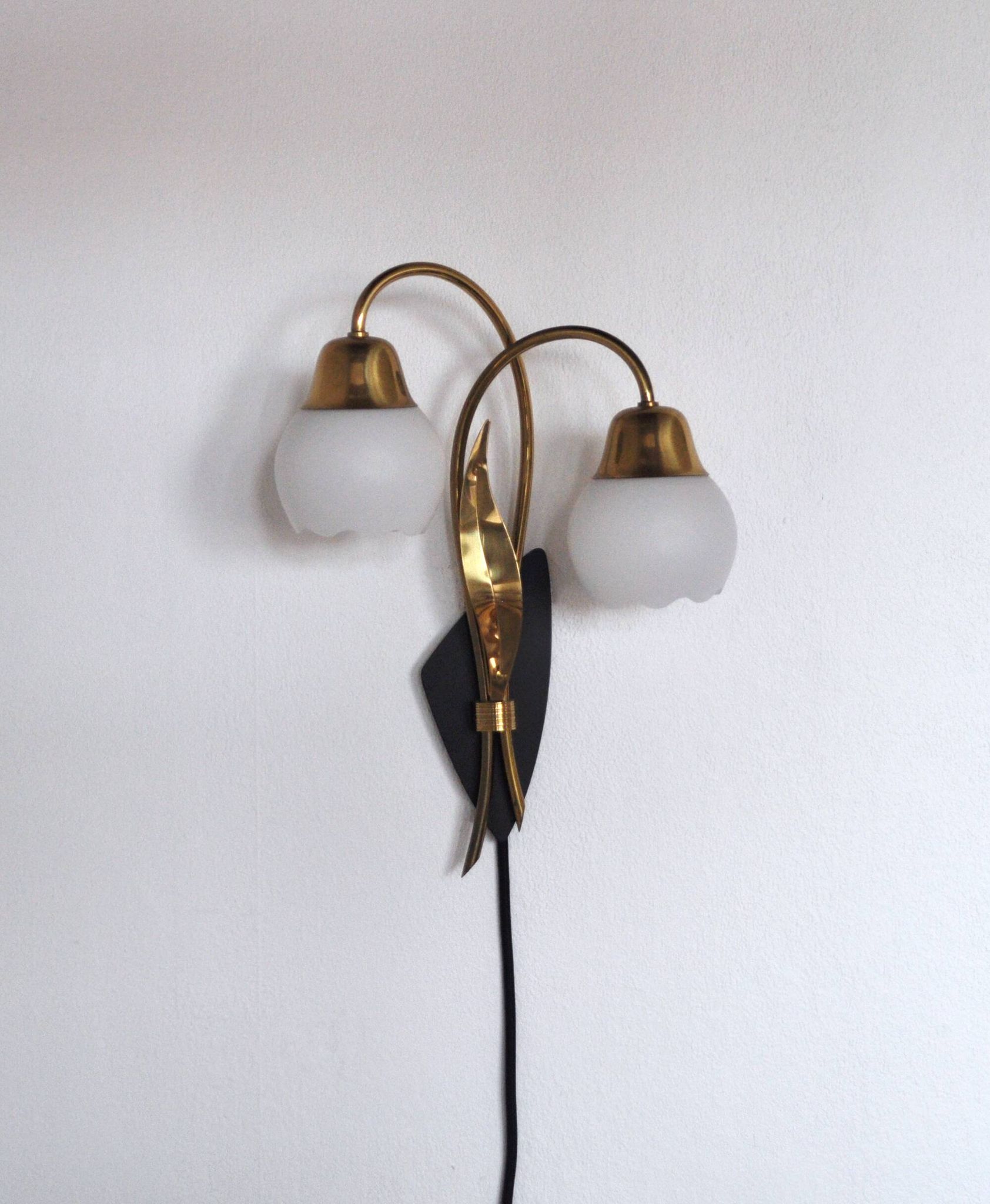 Applique murale scandinave organique à deux bras, laiton et opaline, années 1940-1950