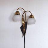 Applique murale scandinave organique à deux bras, laiton et opaline, années 1940-1950