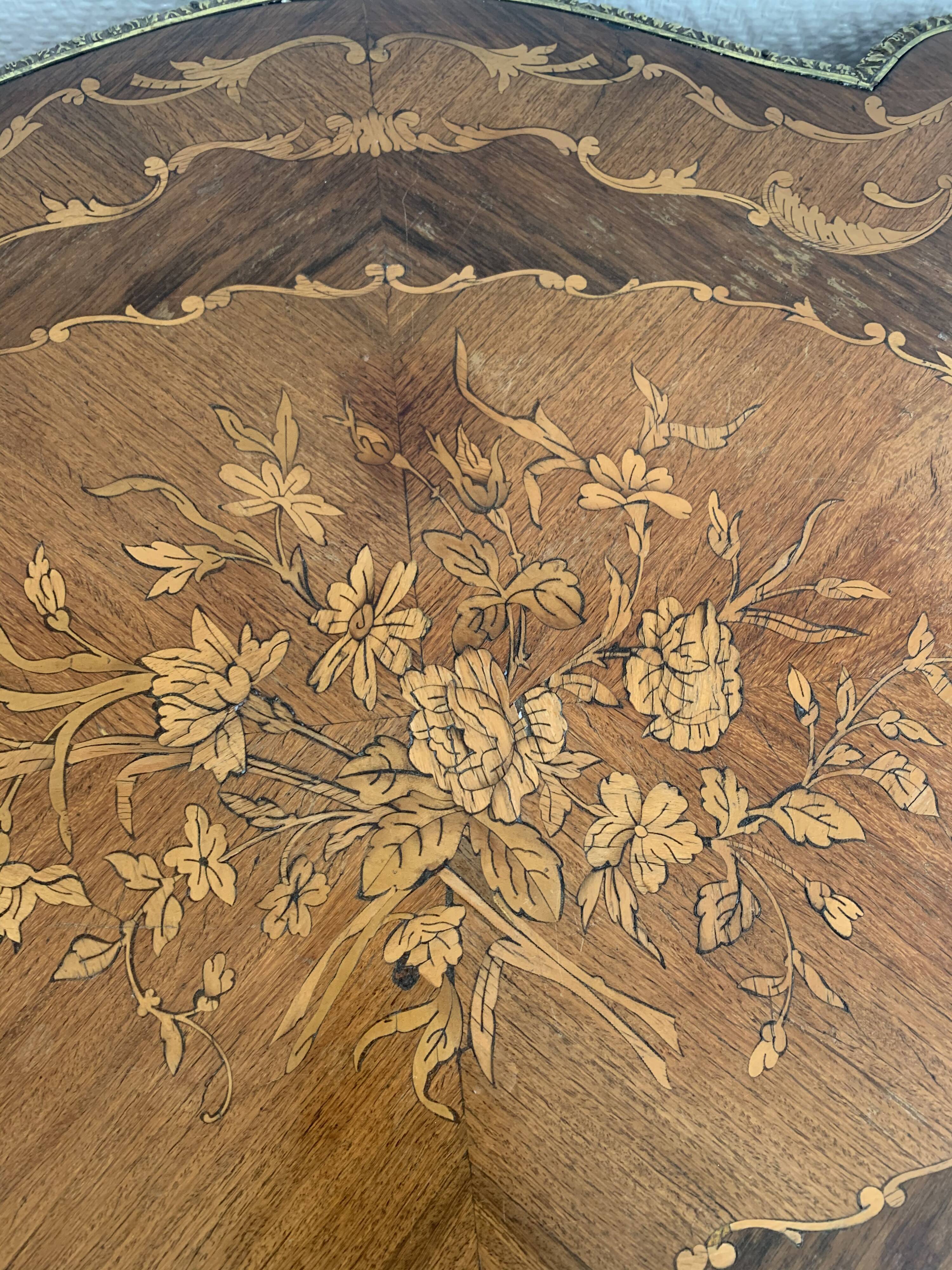 Table d'appoint vintage bois marqueté et laiton