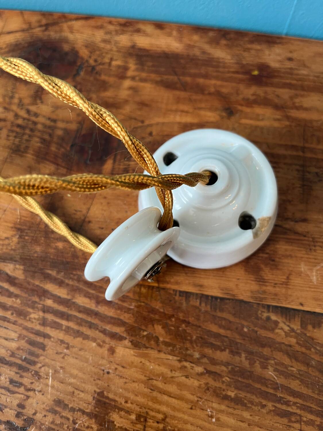 Period pendant lamp rises and falls in porcelain and opaline