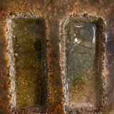 Table basse des Frères Cloutier (XXème) en pierre de lave émaillée et structure en acier noir