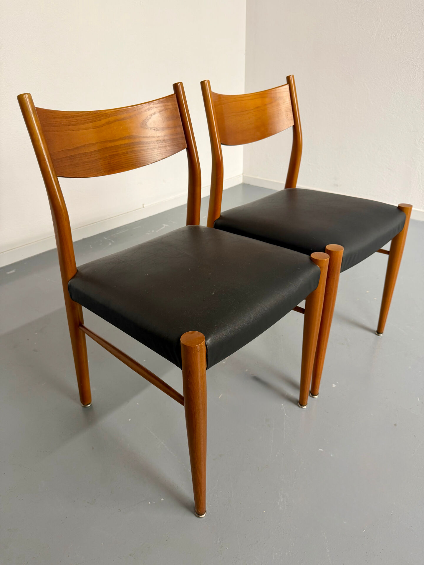 Pair of Italian design chairs by Consorzio Sedie Friuli, 1960s.