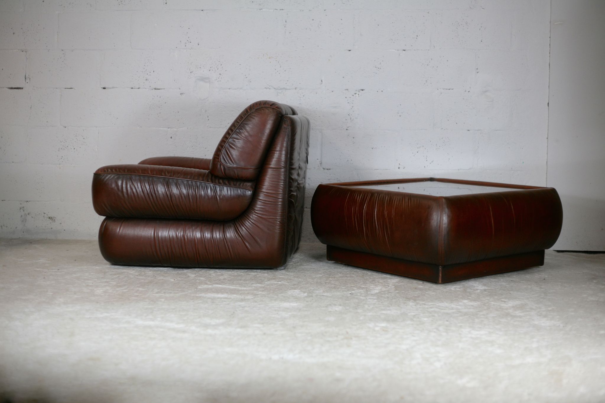 Ensemble fauteuil et table basse cuir, Italie, circa 1970. space age