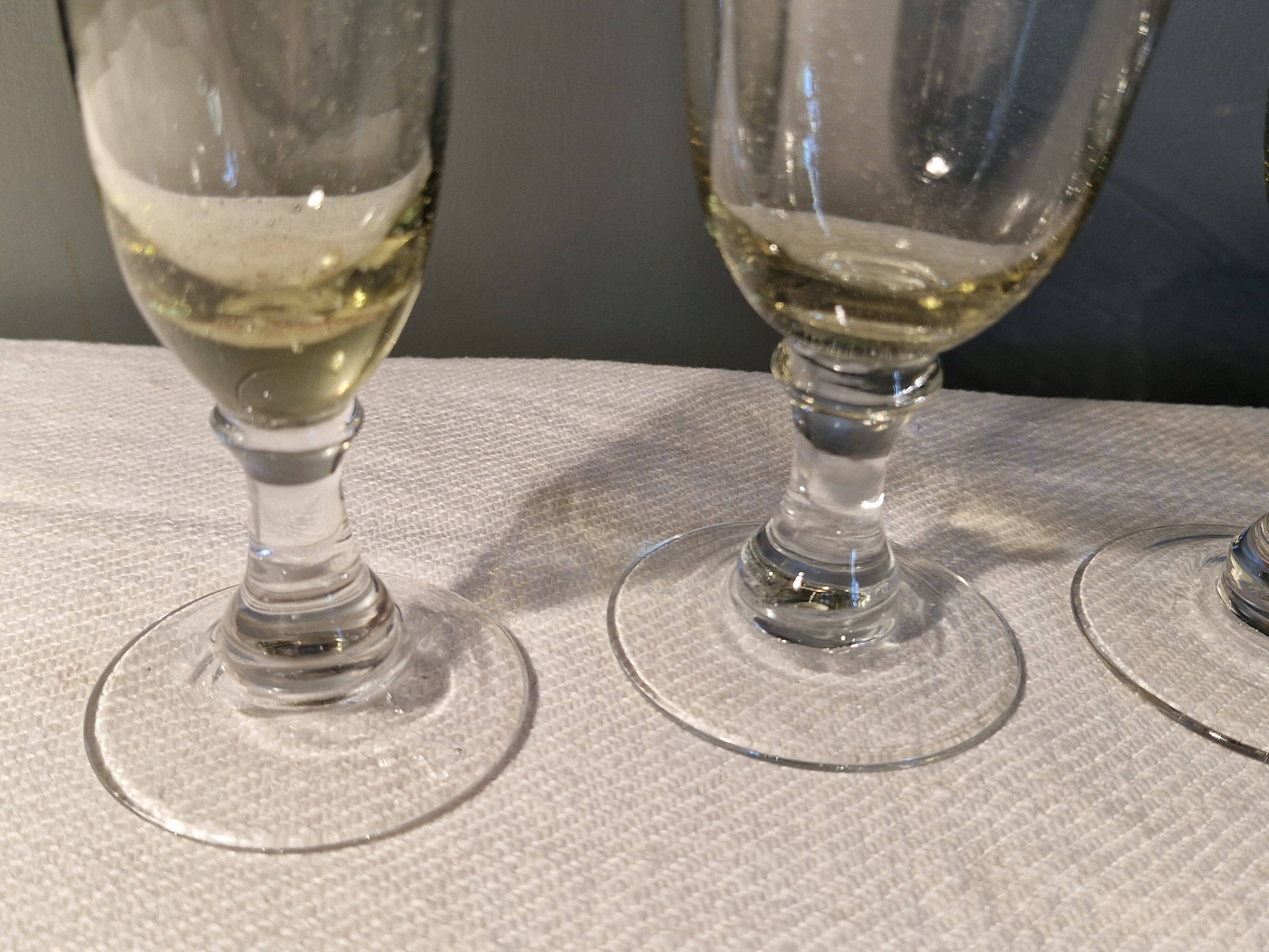 4 old blown glasses, 2 champagne flutes, 2 glasses