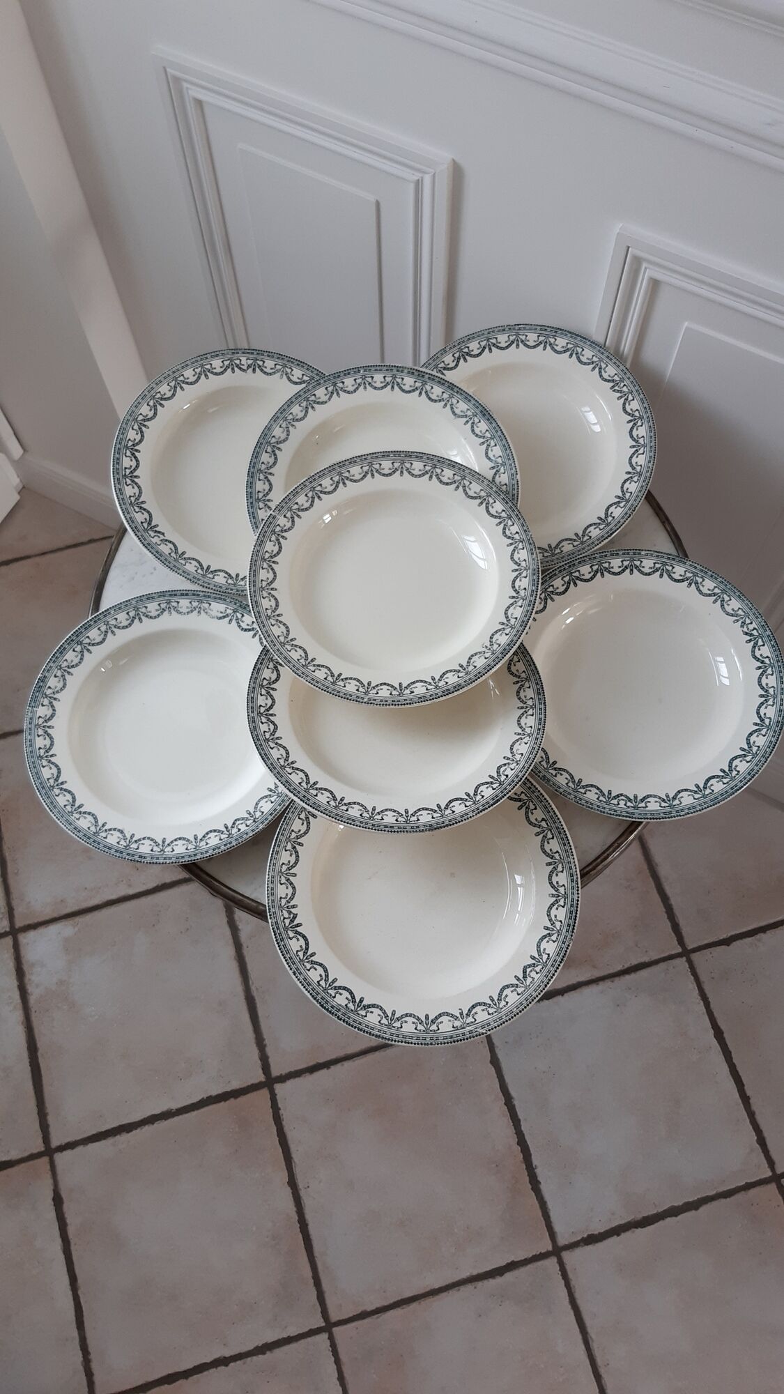 Set of 8 hollow plates Terre de Fer model "Garlands" late nineteenth