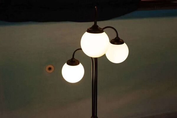 Lampe sur pied minimaliste en verre style âge de l'espace