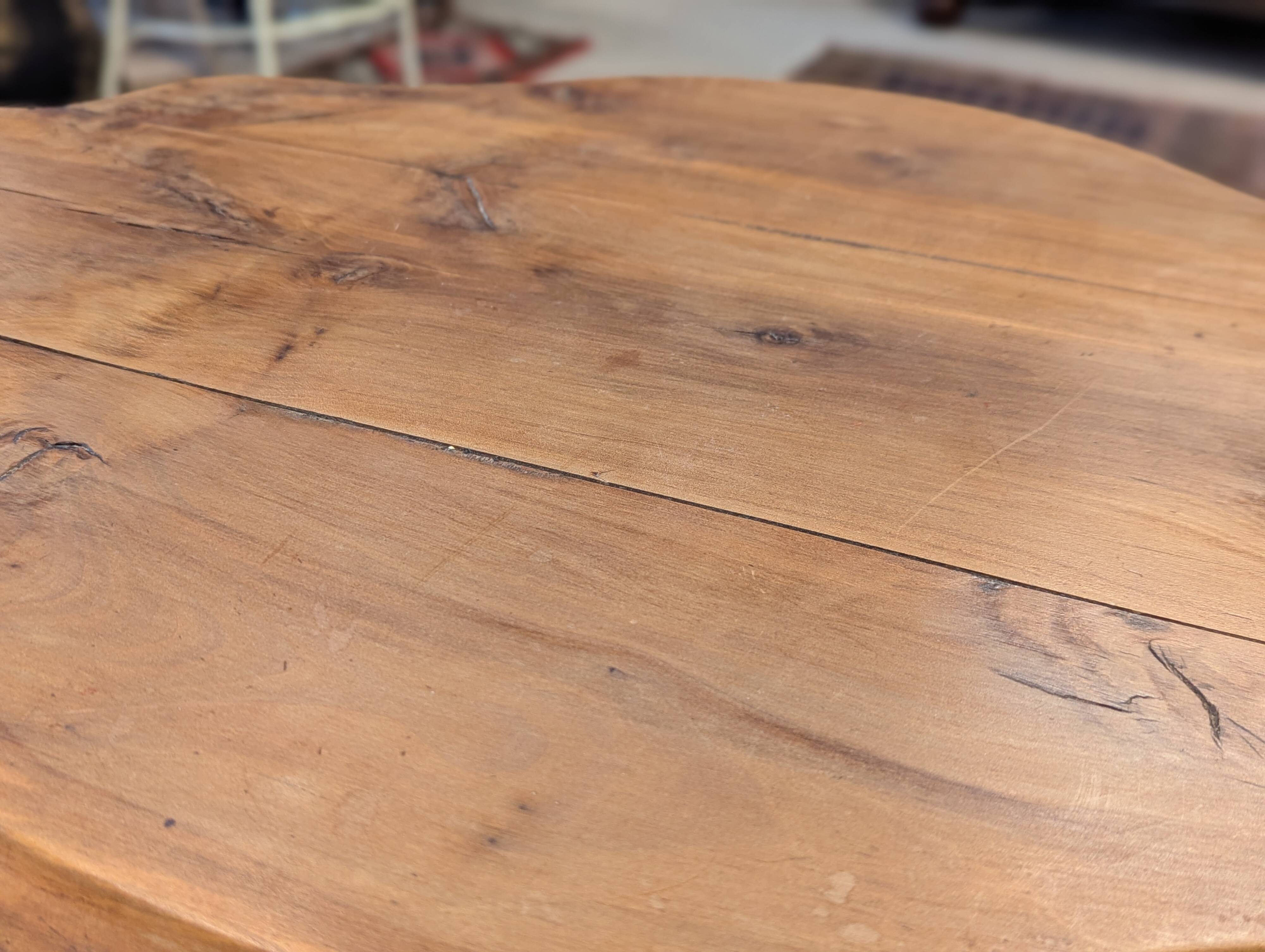 Violin side table in walnut