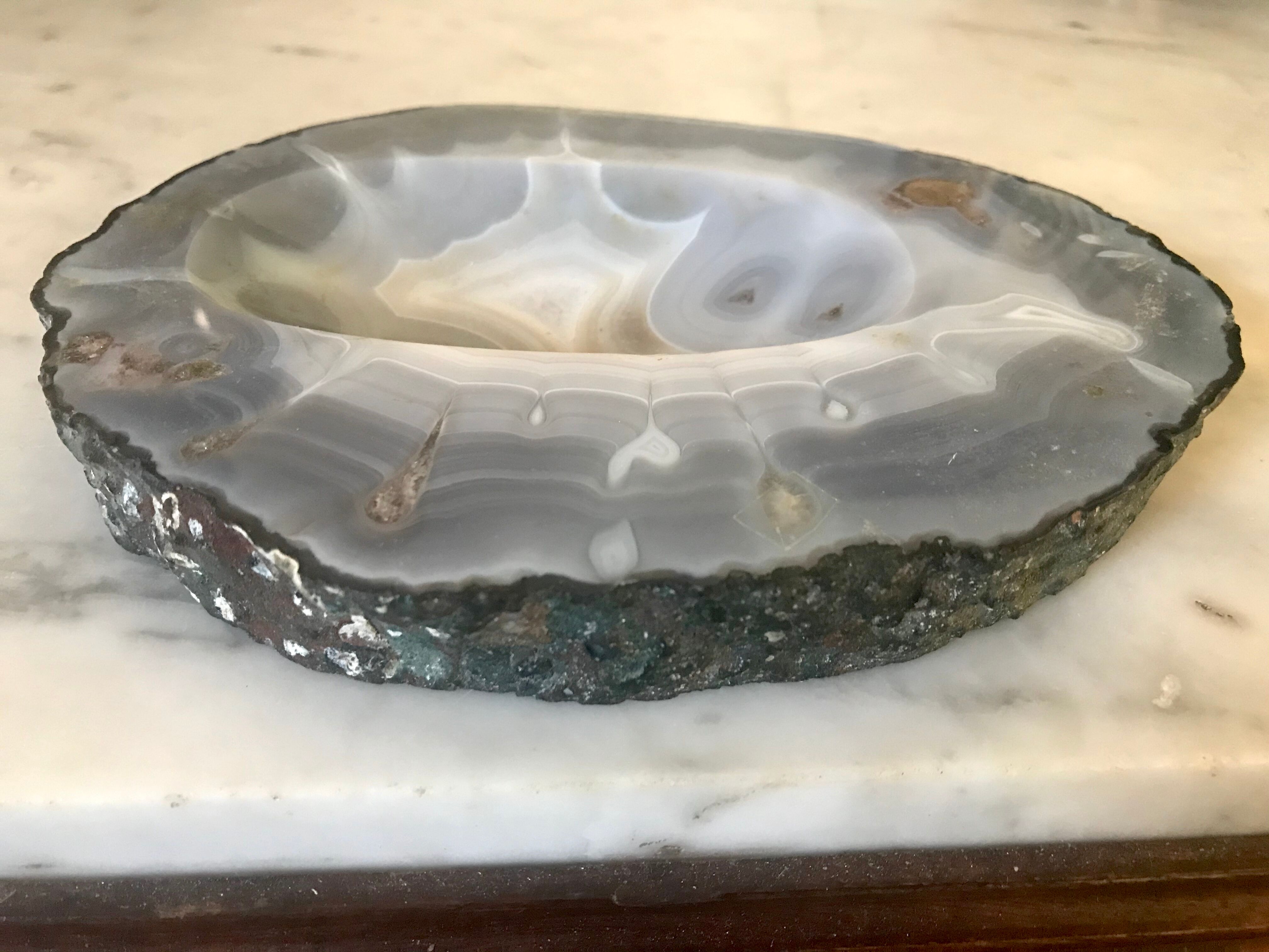 Empty pockets in agate