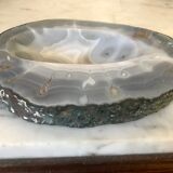 Empty pockets in agate