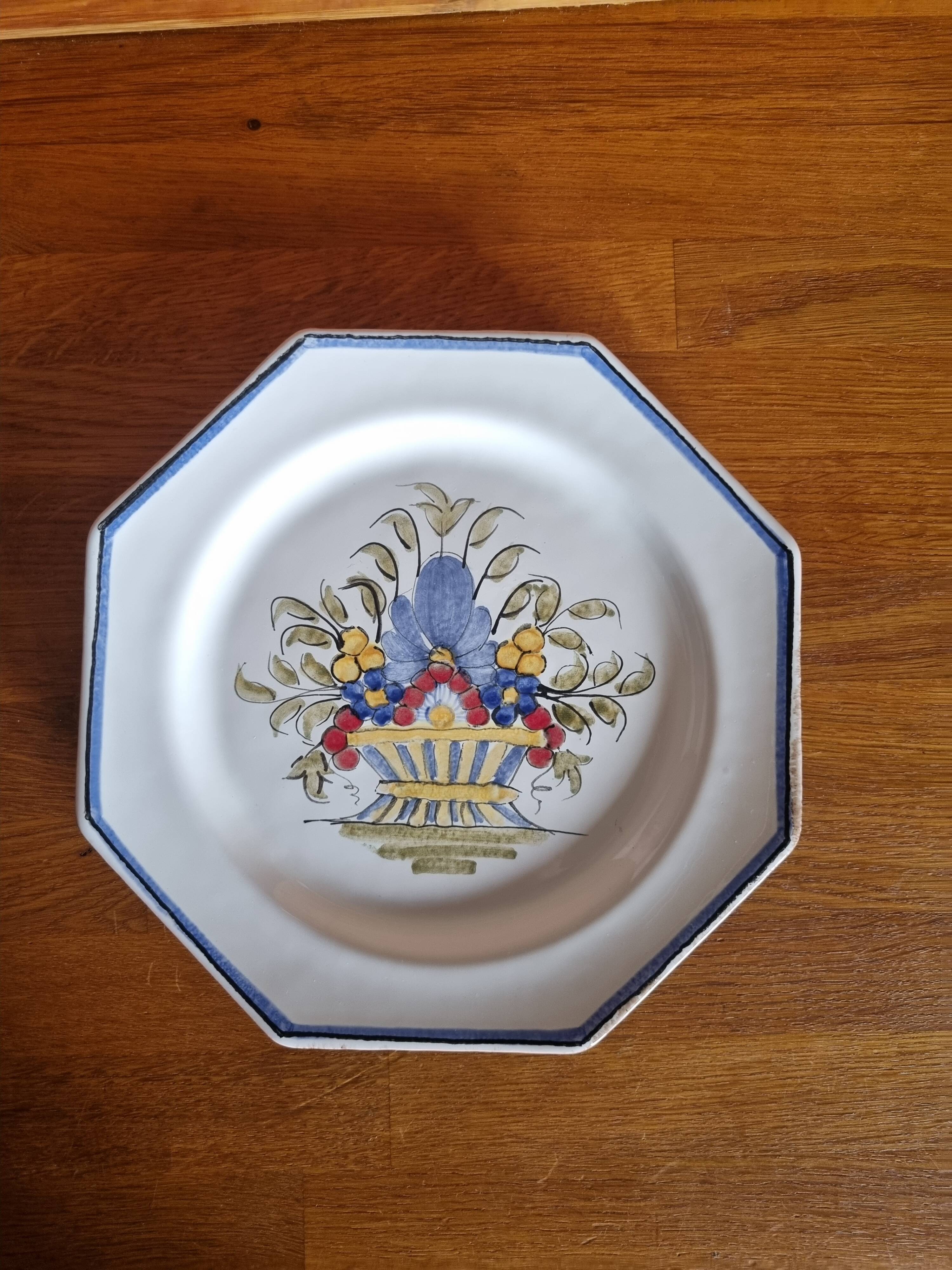 Assiette octogonale artisanale de l'Abbaye Notre-Dame du Bec Hellouin