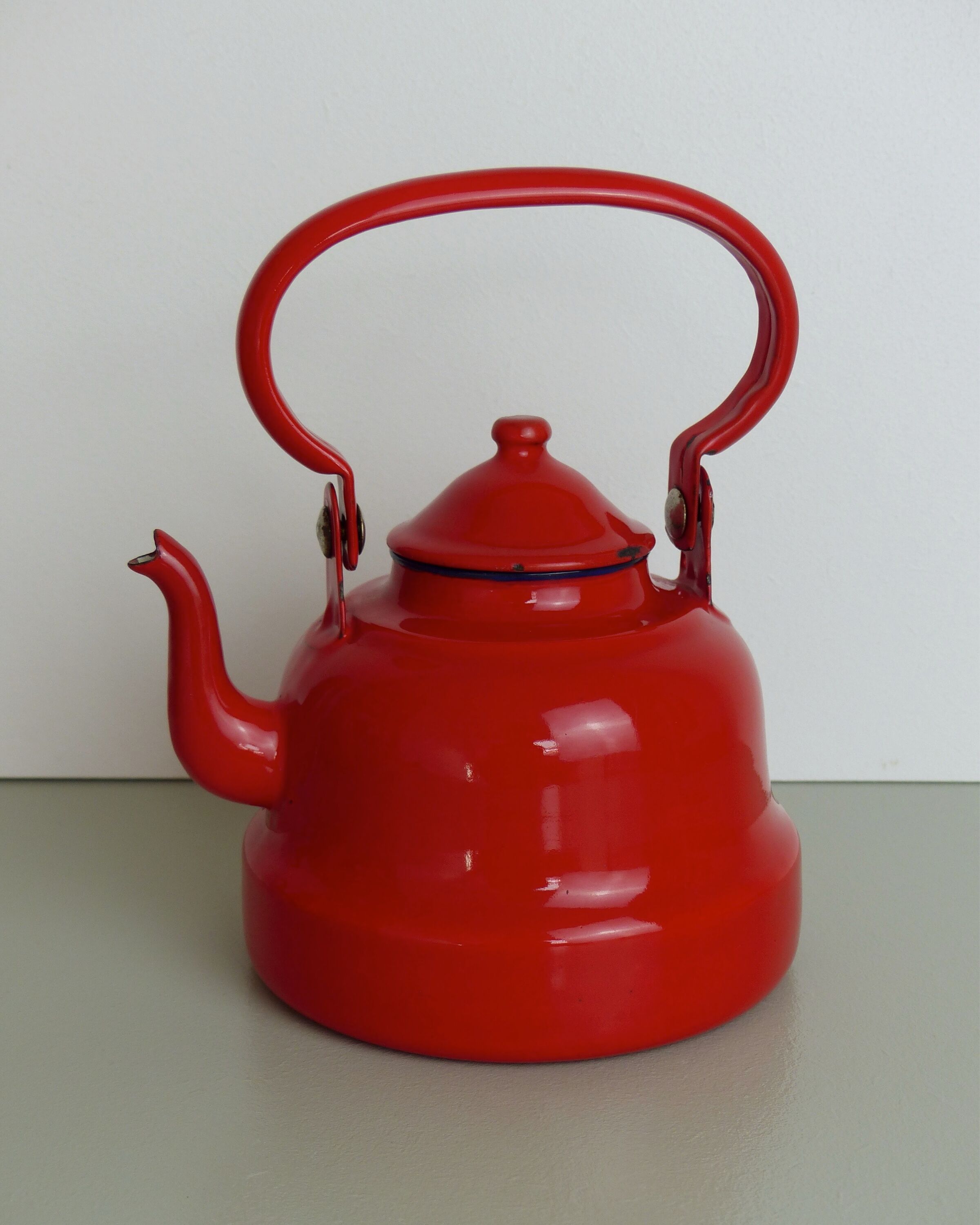 Set milk pot, kettle, coffee maker and red enamelled strainer