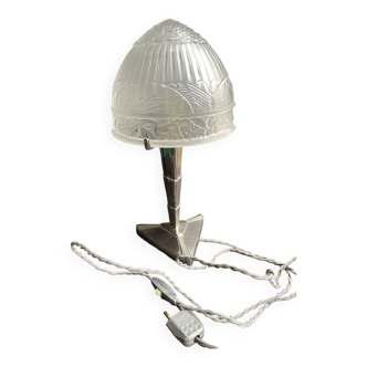 Lampe de table Art déco – Métal chromé et verre pressé moulé – Attribuée à Création Tief