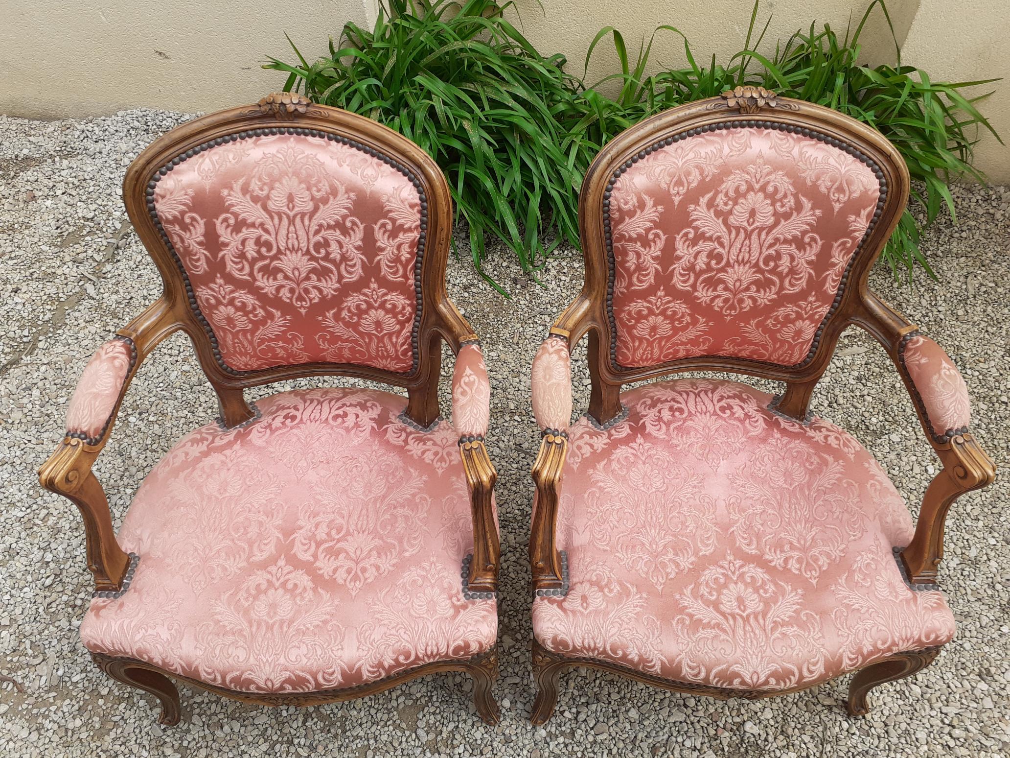 Paire de fauteuils cabriolet de style Louis XV