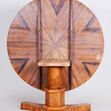 Table à manger pliante antique, fabriquée au 19ème siècle en Tchéquie. Restauré.
