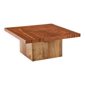 Table basse en bois exotique avec un plateau en bois de bout