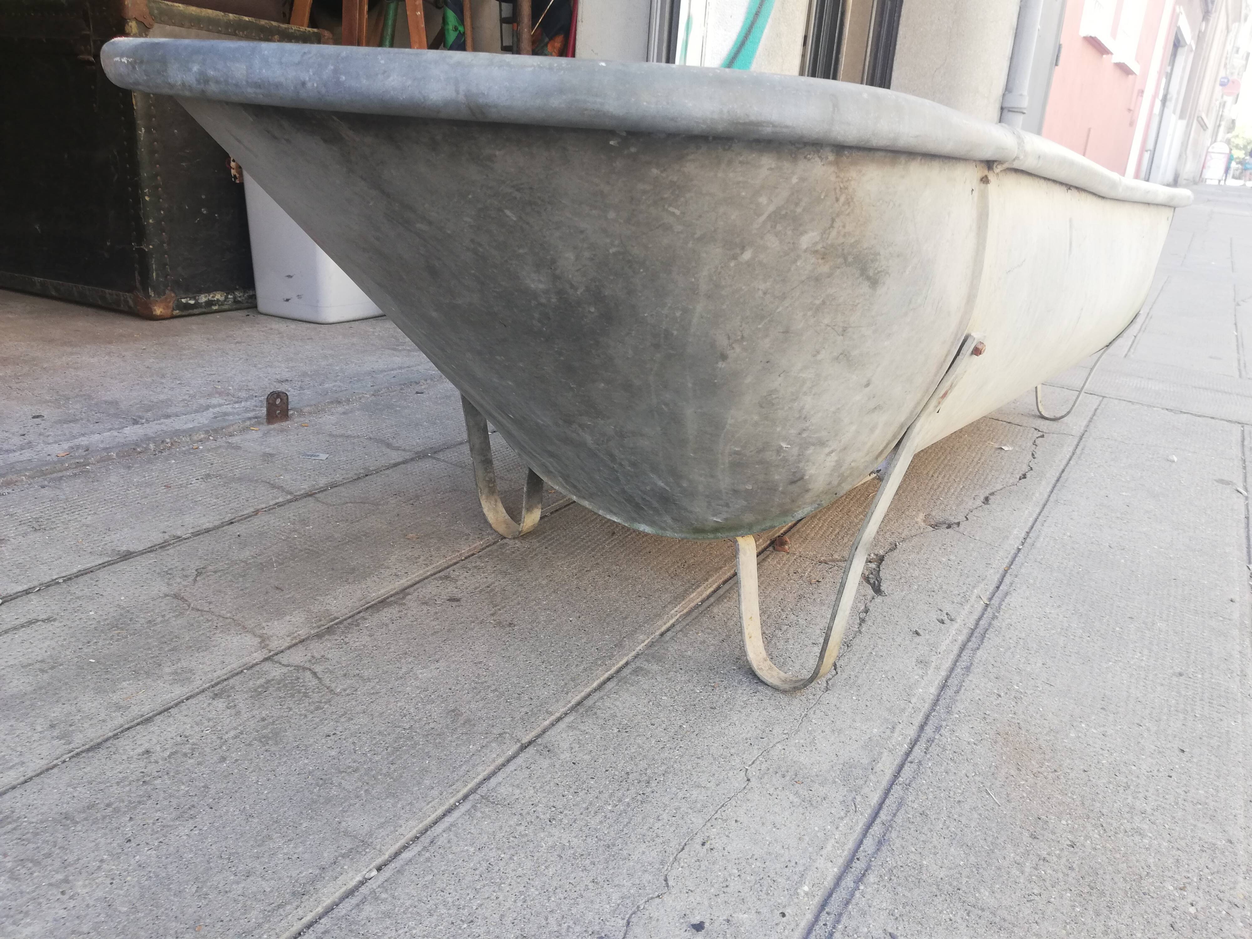 Ancienne baignoire en zinc.