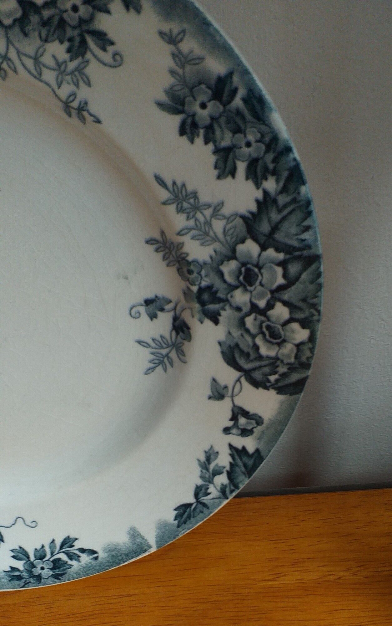 Flat porcelain plate Moulin des Loups and Hamage model Marie-Louise