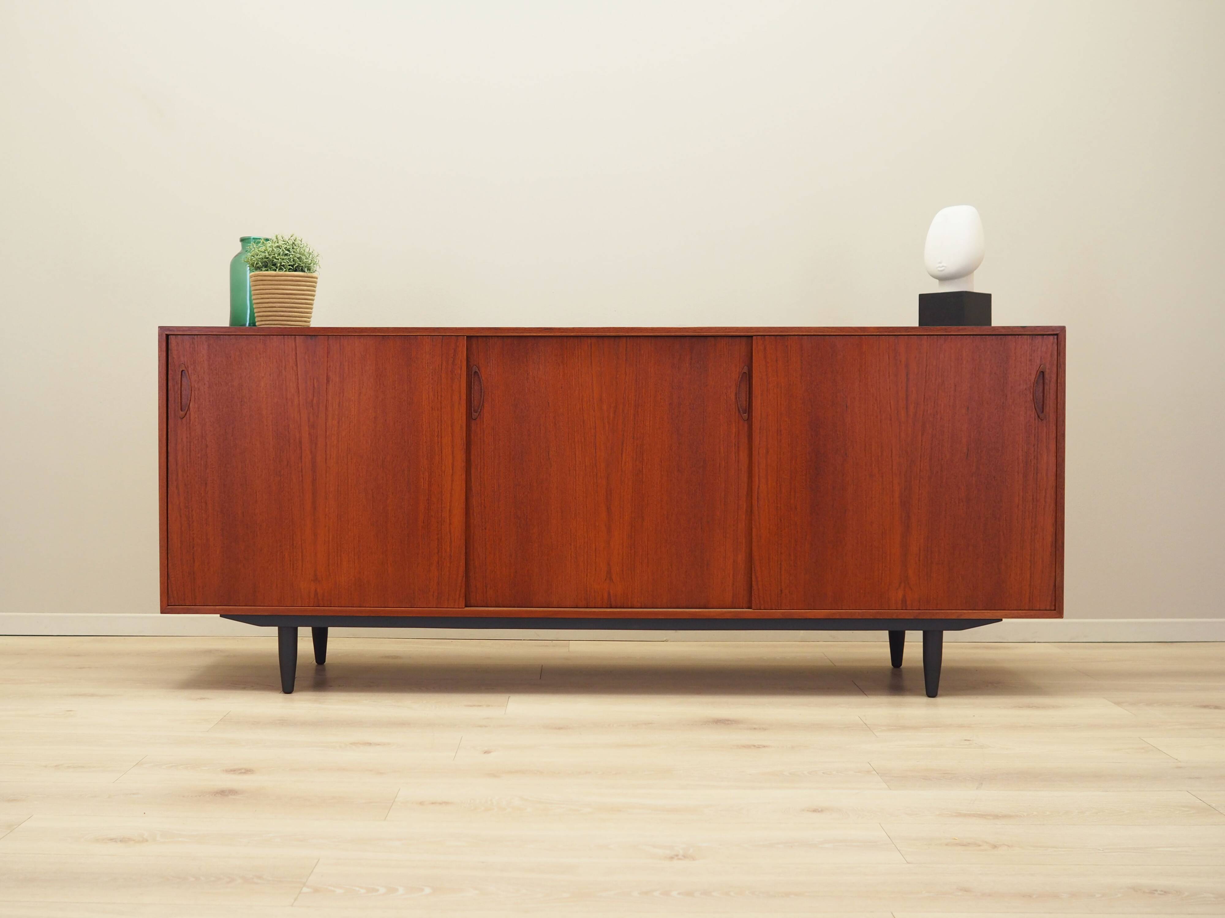 Buffet en teck, design danois, années 1970, production : Danemark