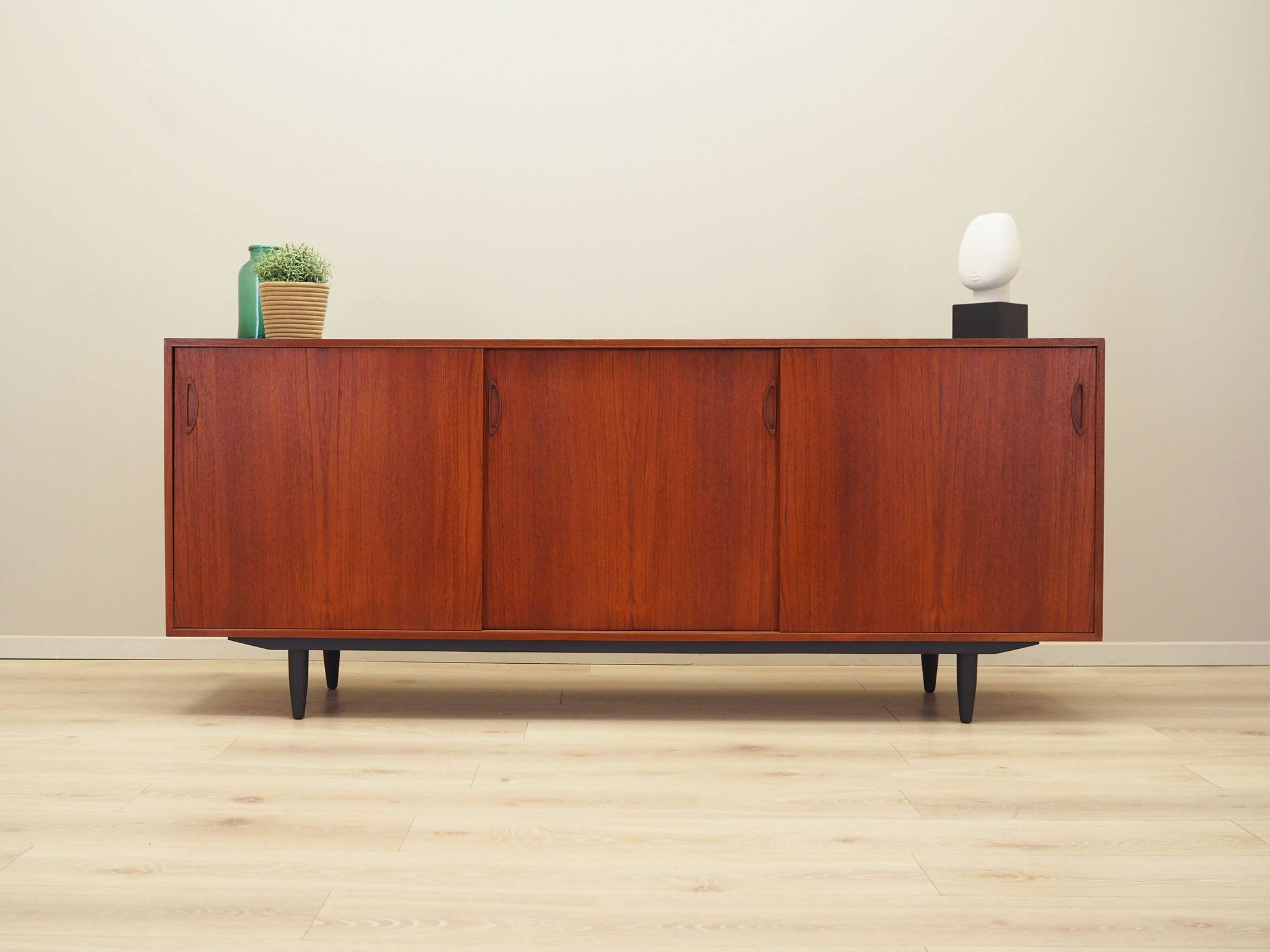 Buffet en teck, design danois, années 1970, production : Danemark