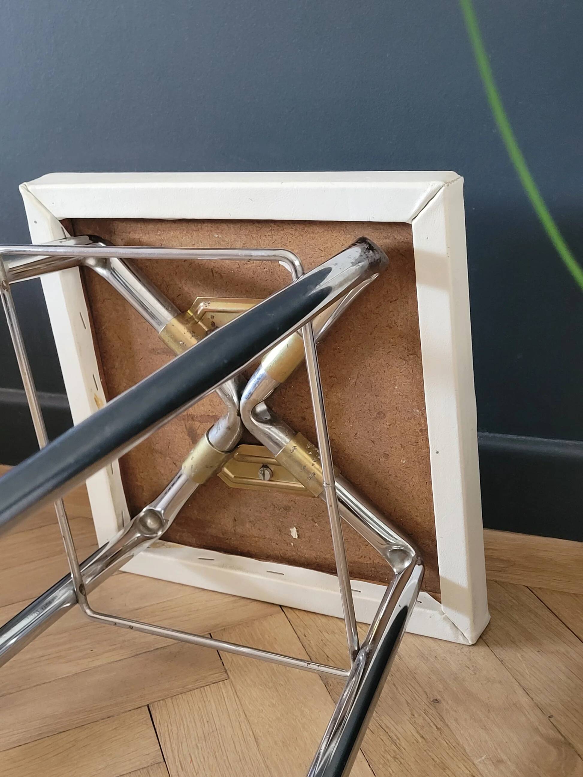 Tabouret vintage en skaï et chrome