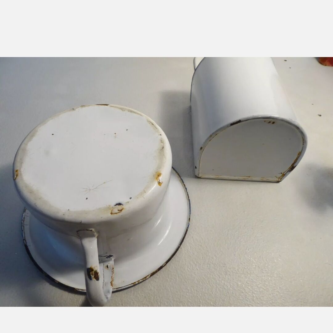 Ladle door kitchen utensil pot in enamelled sheet metal