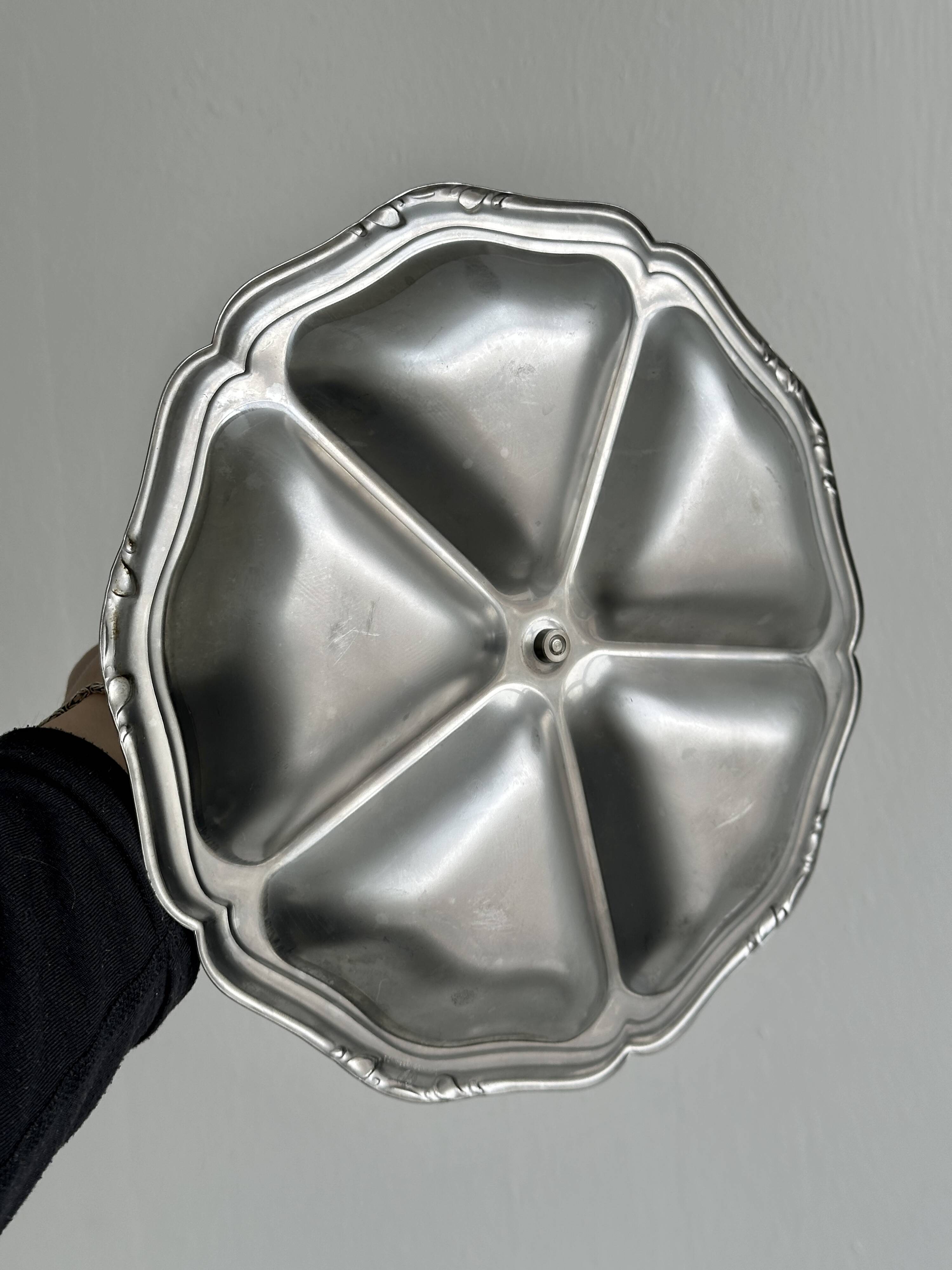 Round compartmented dish in polished stainless steel