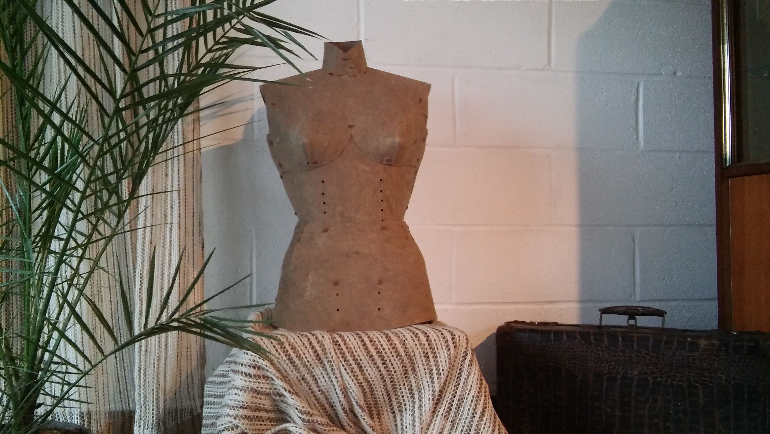 Model cardboard of seamstresses in the 1950s