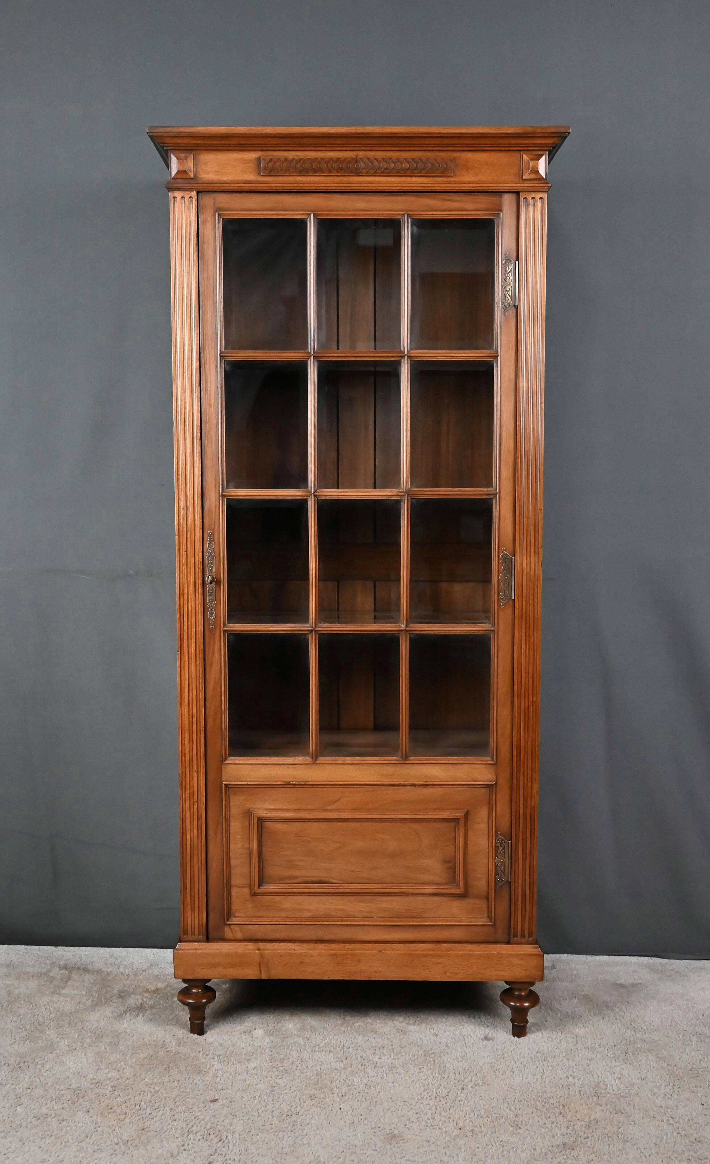 Vitrine en Noyer, style Louis XVI – Début XXe
