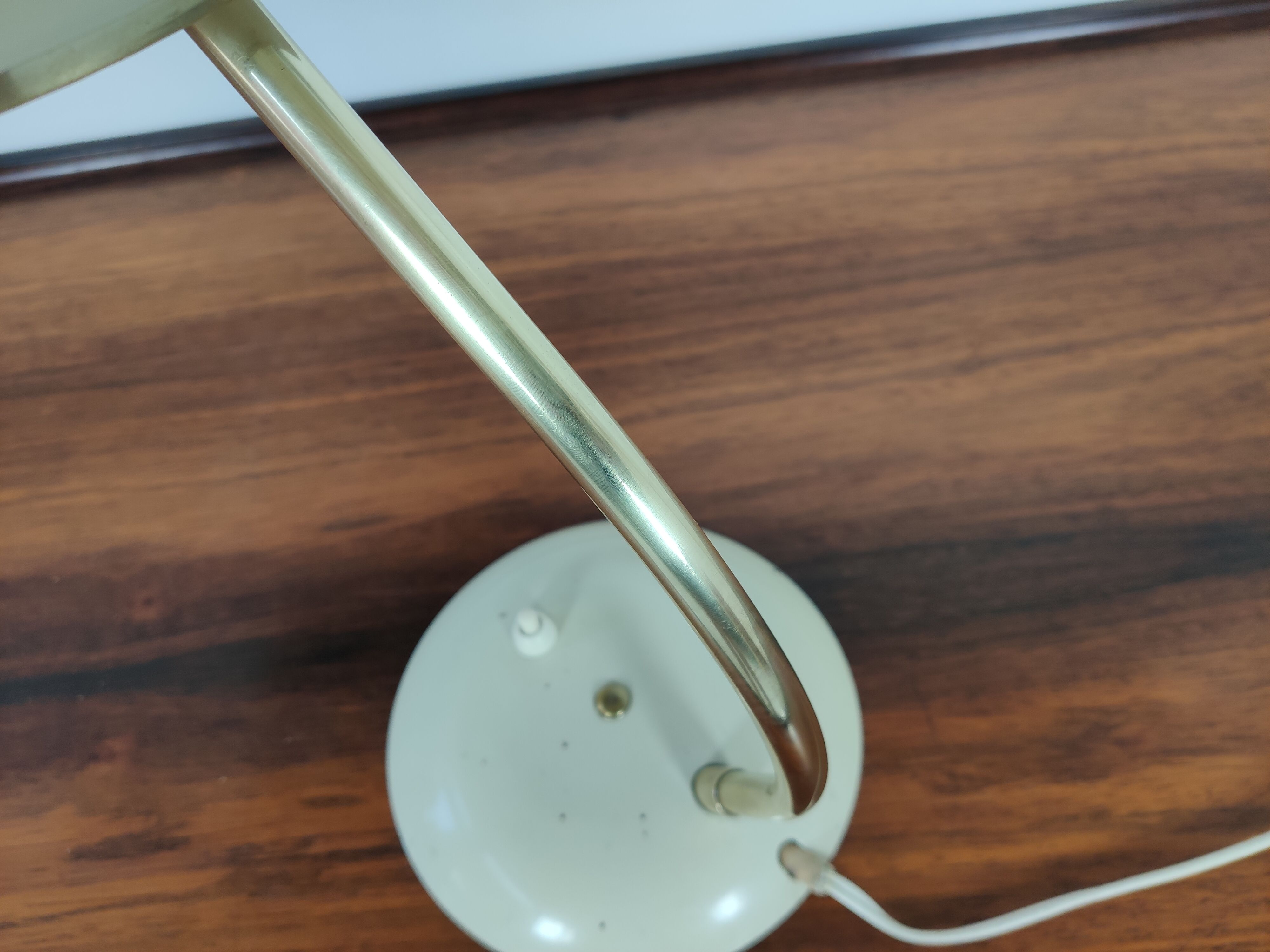 Brass and metal-laying lamp