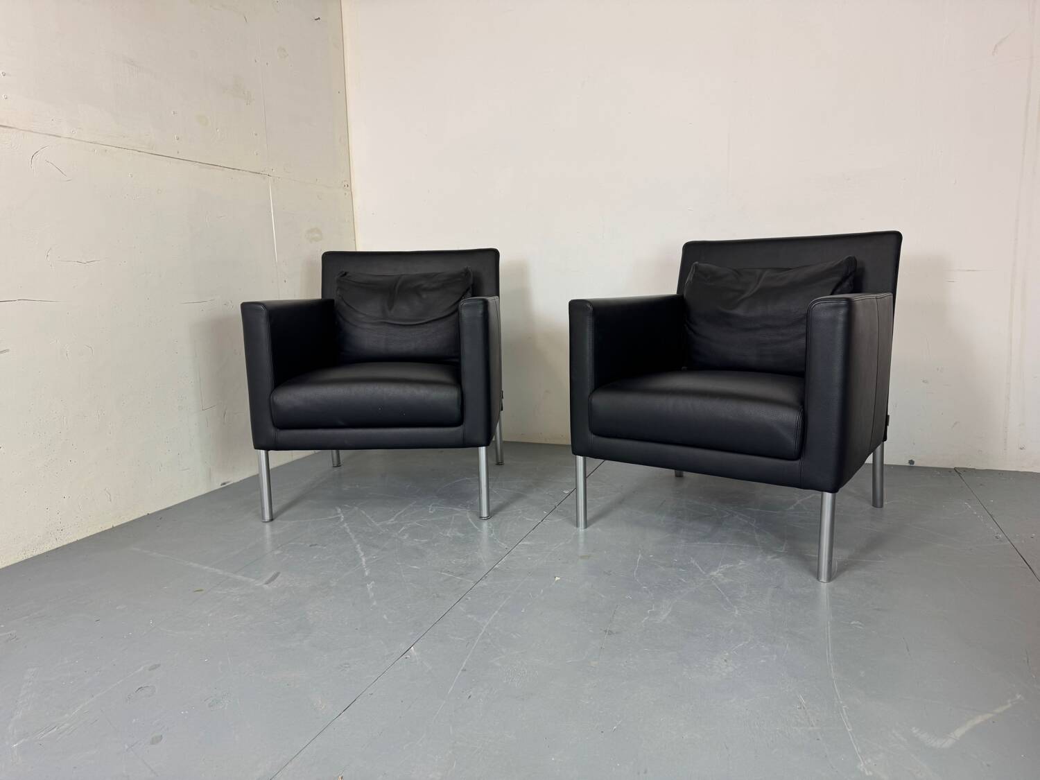 2 fauteuils de salon modernistes allemands en cuir noir et acier de Walter Knoll
