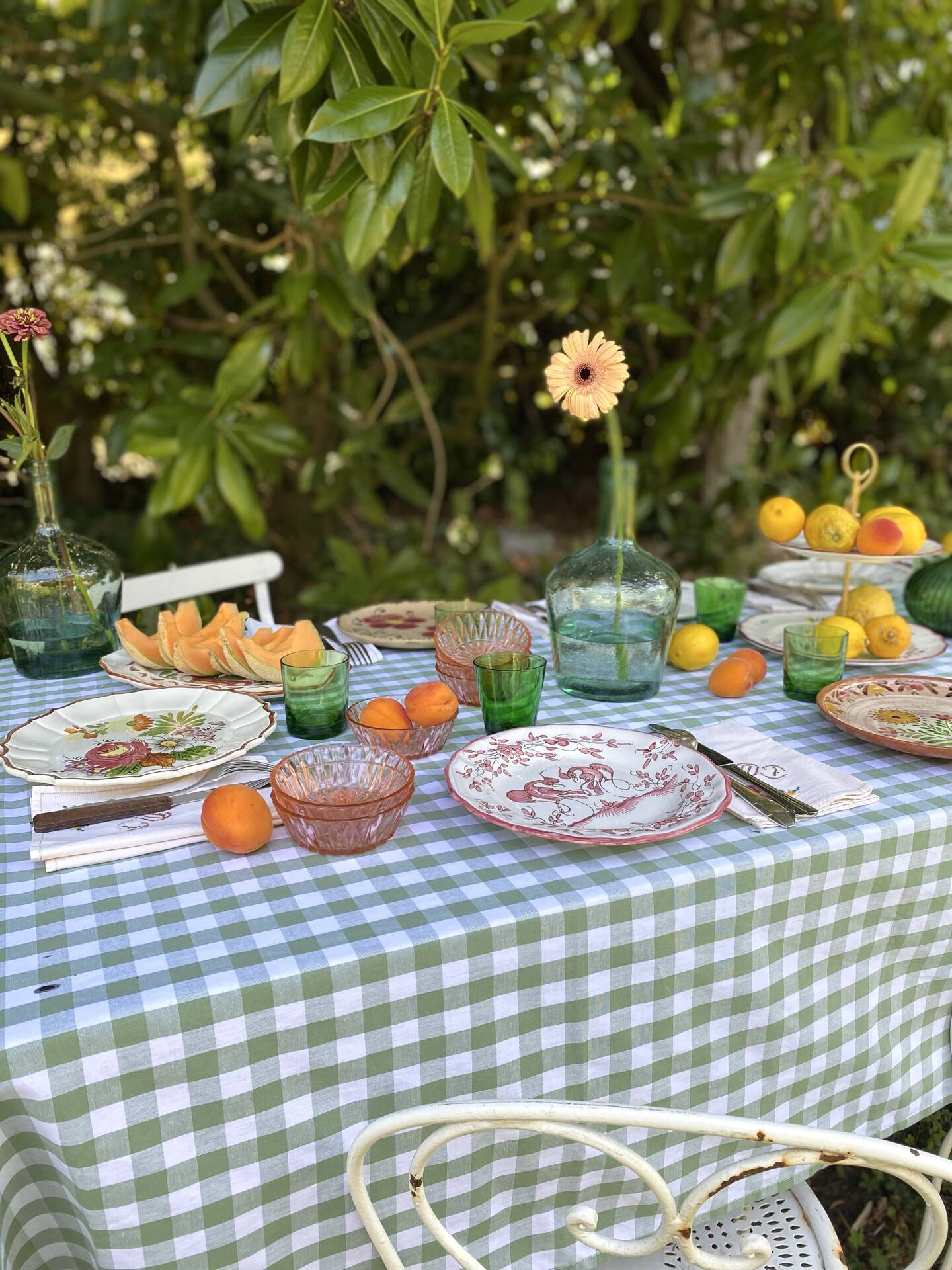 Exceptional set of 15 large mismatched plates.