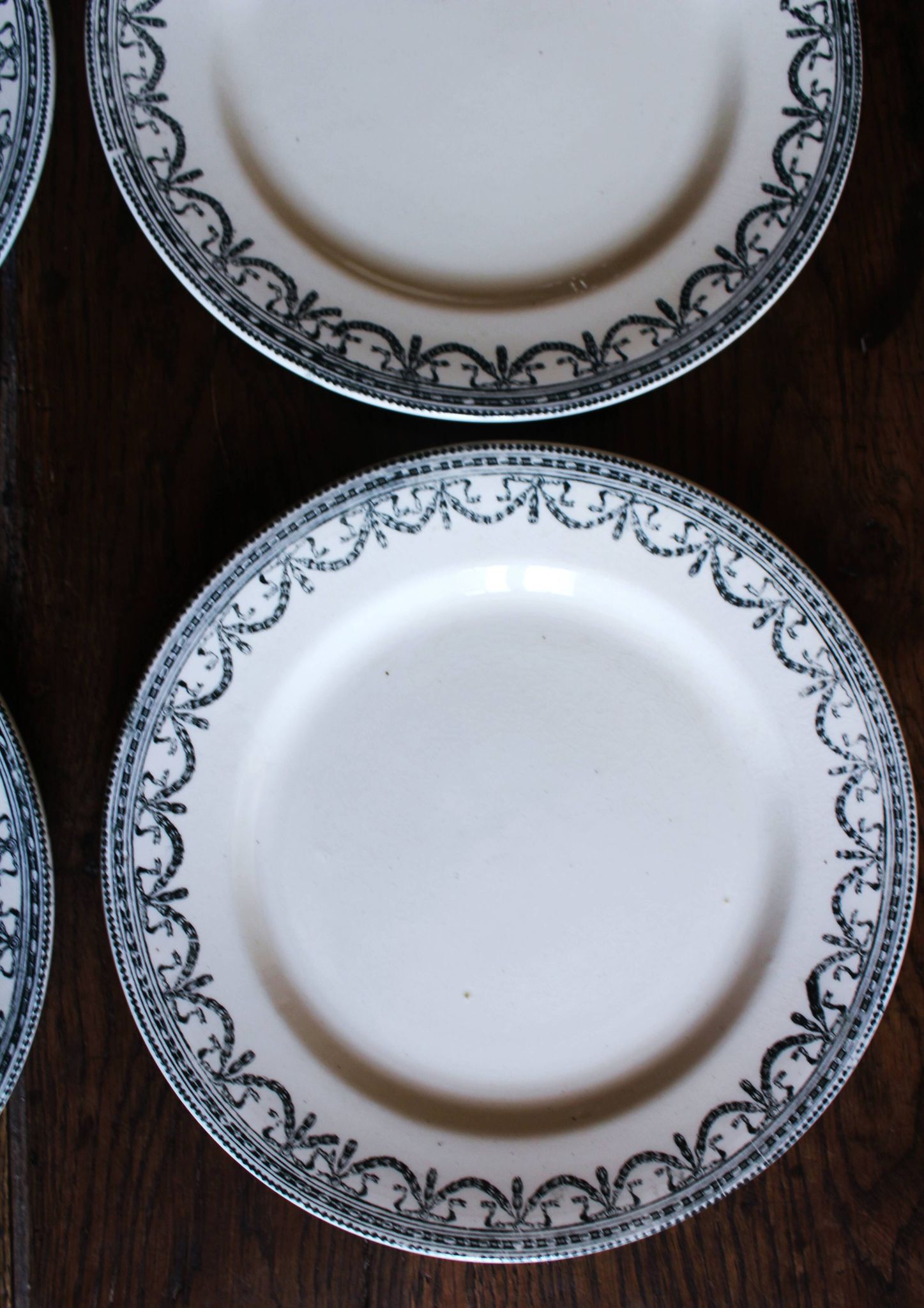 A set of 6 flat plates Terre de Fer Guirlandes Louis XVI Salins