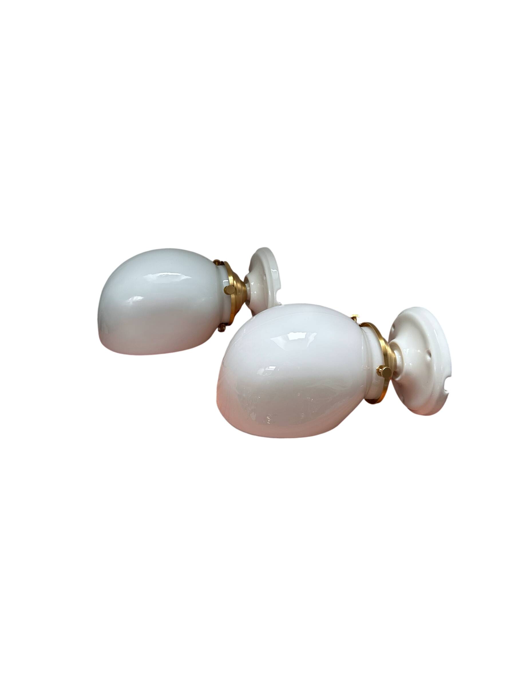 Paire d’appliques vintage en opaline blanche